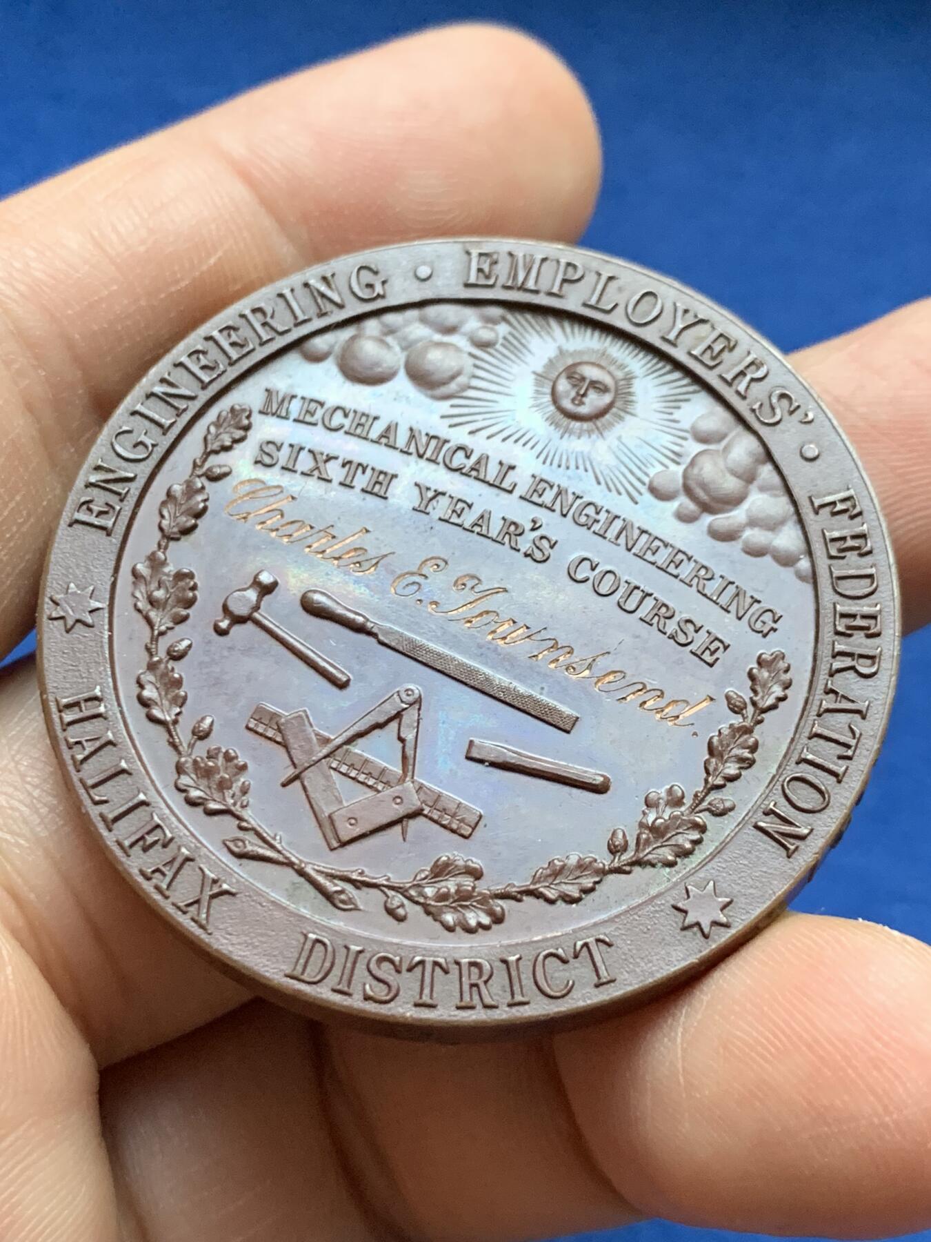 《竞宝斋》第375场 周日，周一，周二 3场连拍 （全场包邮） 英国1893年约克郡哈利法克斯技术学校铜章，极少见的侧面阳刻，45.75g，44.8mm