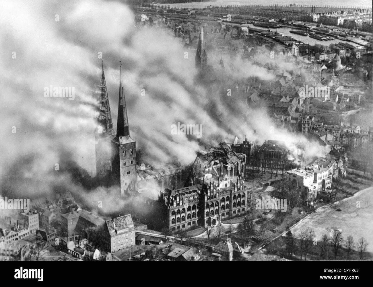 修遠堂世界钱币第六十六期 1942年德国吕贝克市大铜章 1942年吕贝克市遭轰炸 使用被毁教堂中掉落的古铜钟融化铸造 60.32mm，96.53g
