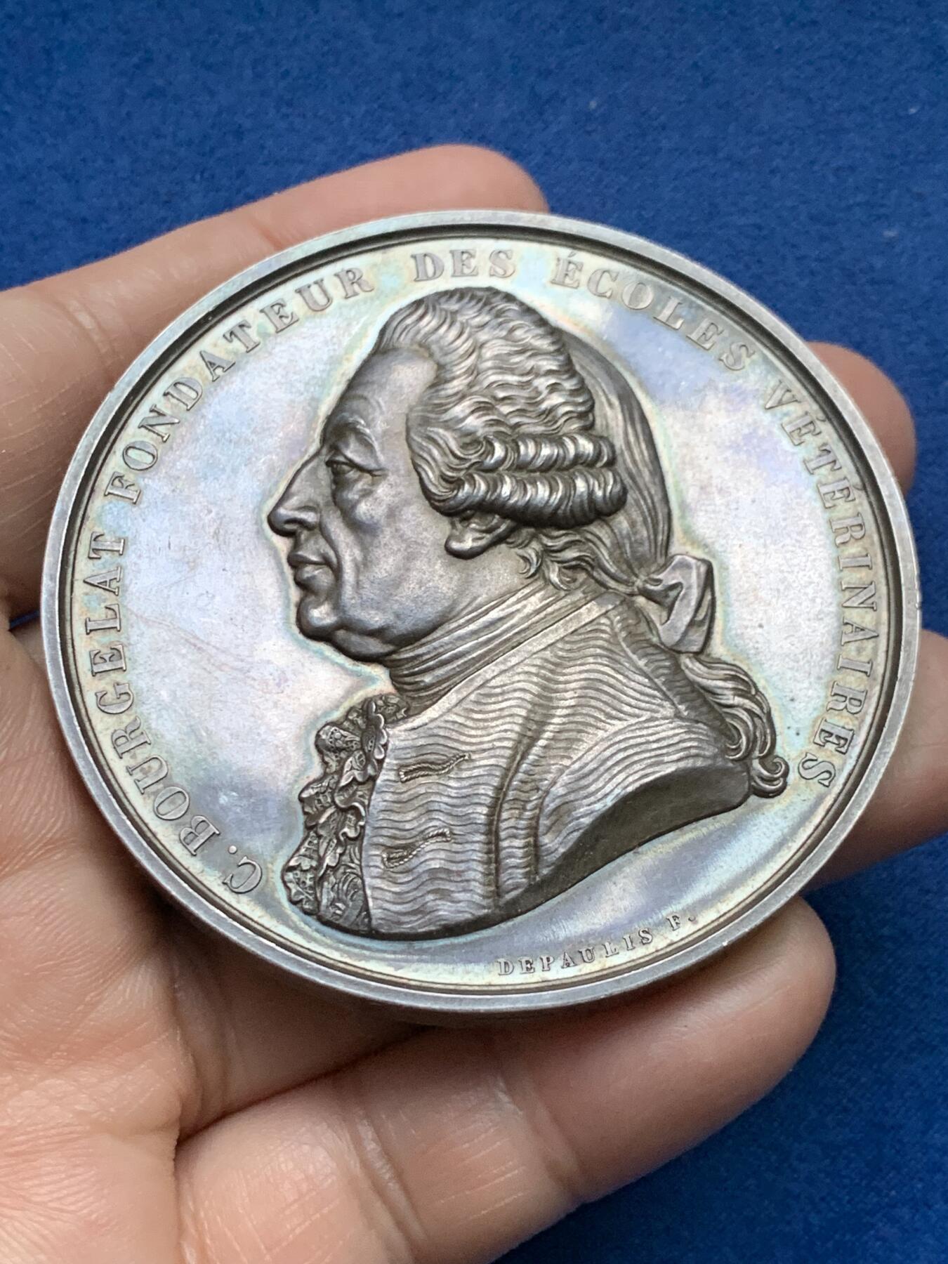 《竞宝斋》第375场 周日，周一，周二 3场连拍 （全场包邮） 法国里昂兽医学院银章，创始人克劳德·布尔热拉头像， 140.2g，63.3mm，手指边铭