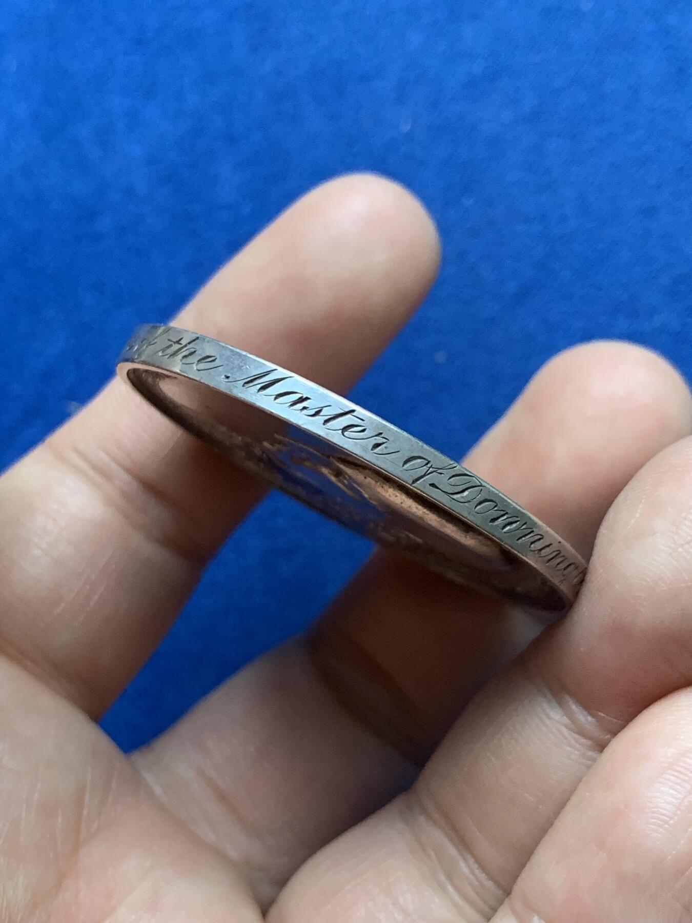 《竞宝斋》第375场 周日，周一，周二 3场连拍 （全场包邮） 英国1835年剑桥大学校长银章，侧面刻了精美的鸡肠文，40.37g，44.2mm