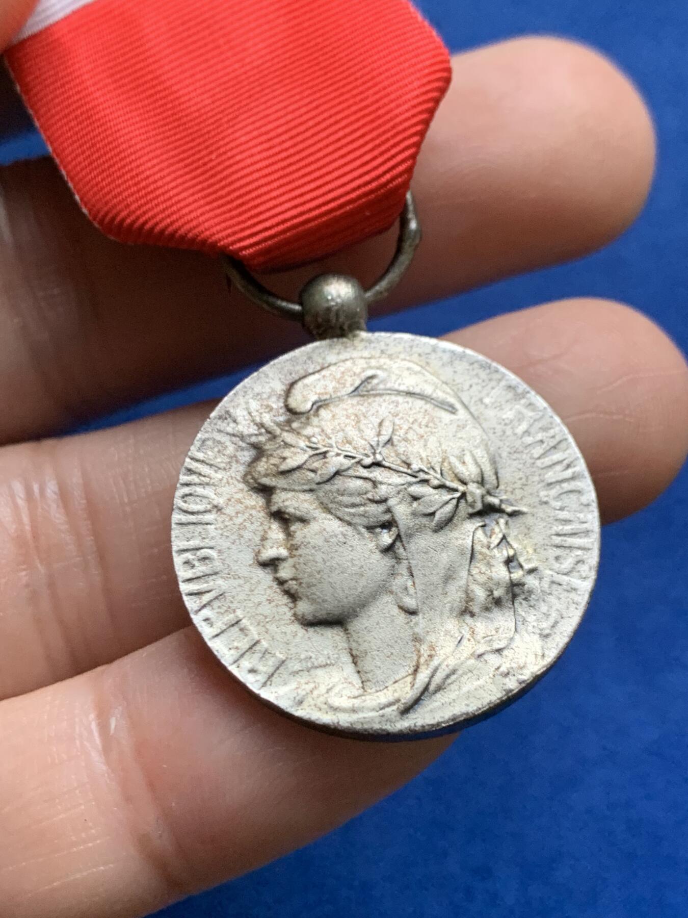 《竞宝斋》第375场 周日，周一，周二 3场连拍 （全场包邮） 法国劳工部奖章 带盒 总重约11.9克