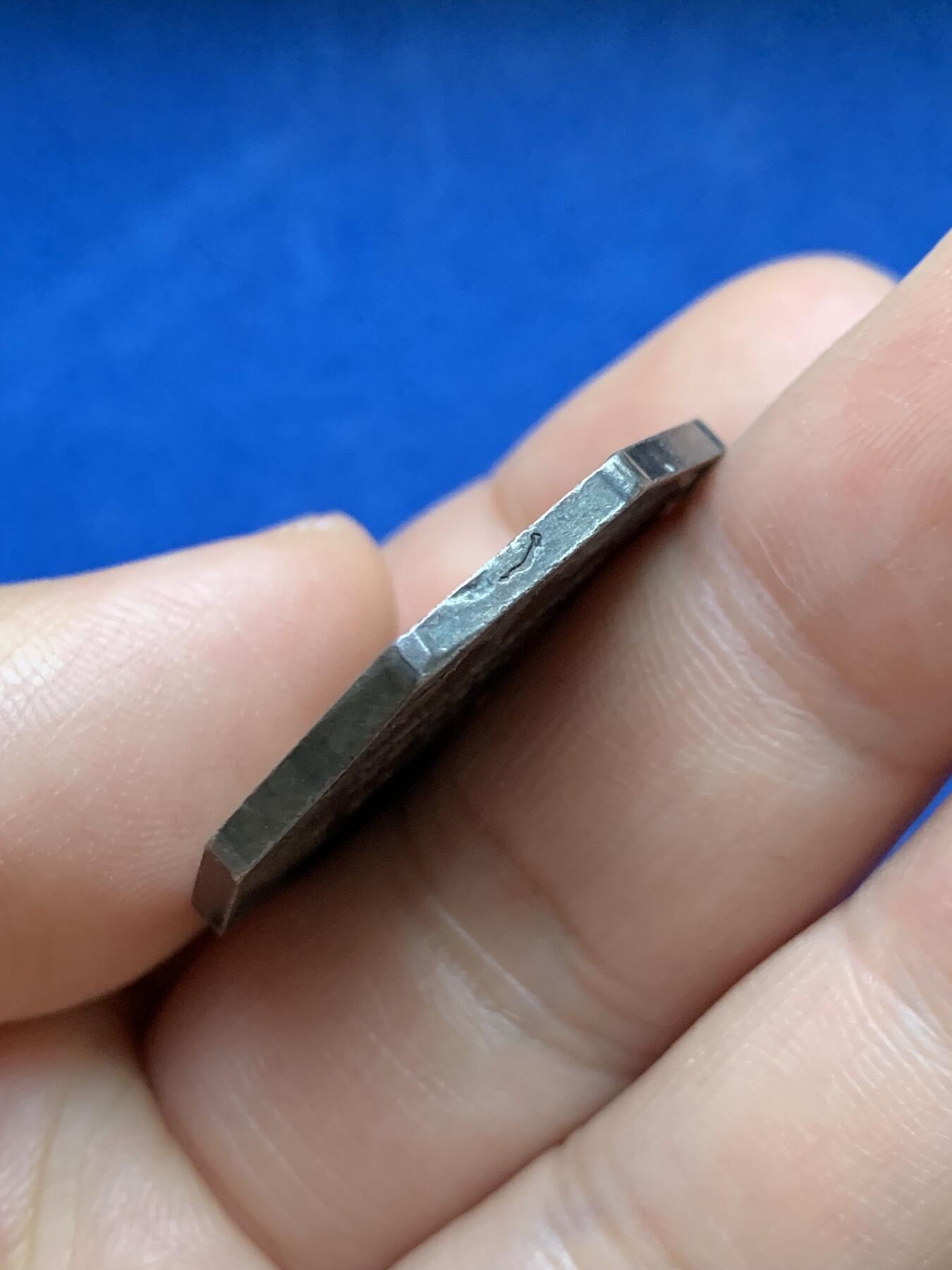 《竞宝斋》第375场 周日，周一，周二 3场连拍 （全场包邮） 法国马赛名人协会八角银质代币 13.75克 30.9mm 油灯 1890边铭