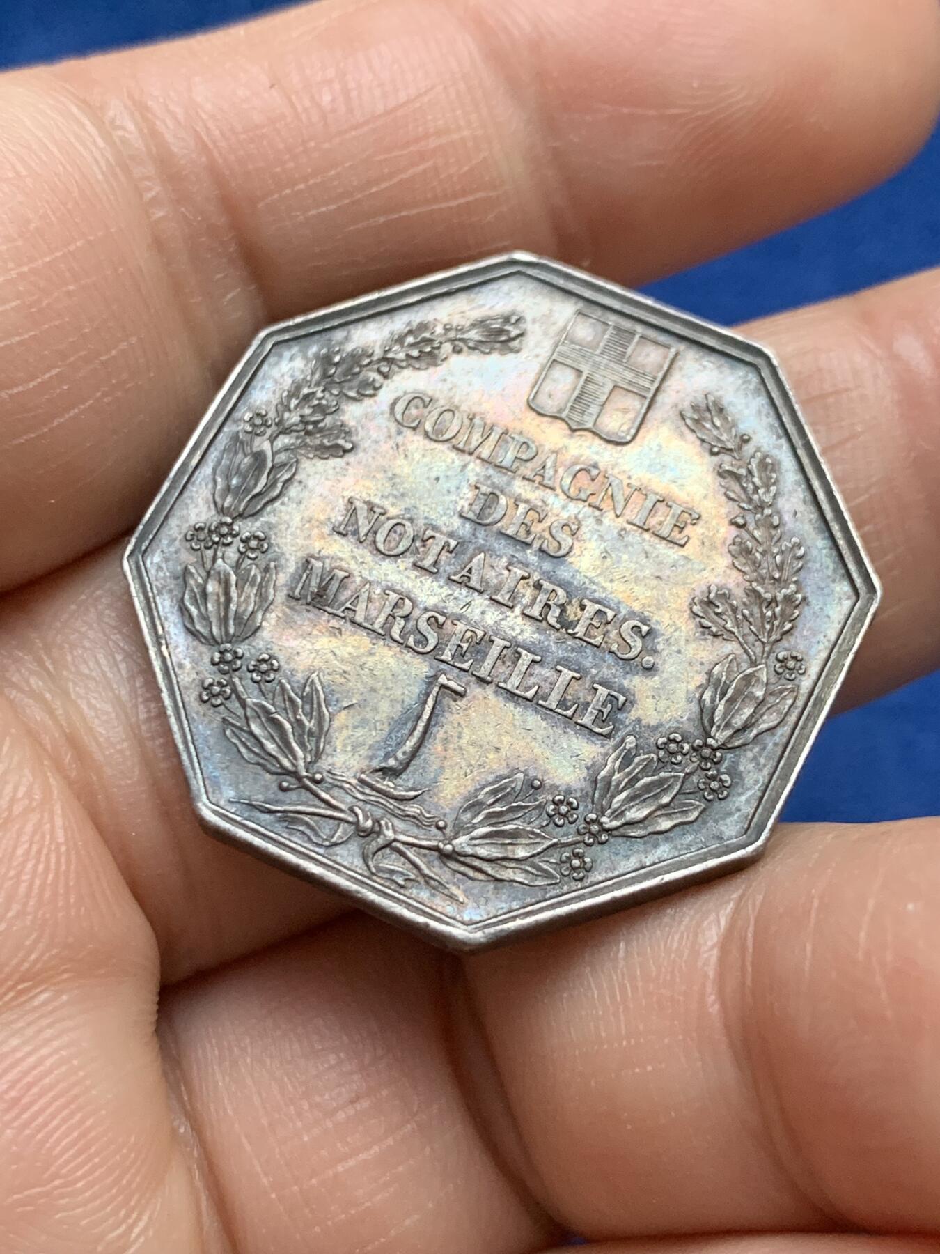 《竞宝斋》第375场 周日，周一，周二 3场连拍 （全场包邮） 法国马赛名人协会八角银质代币 13.75克 30.9mm 油灯 1890边铭