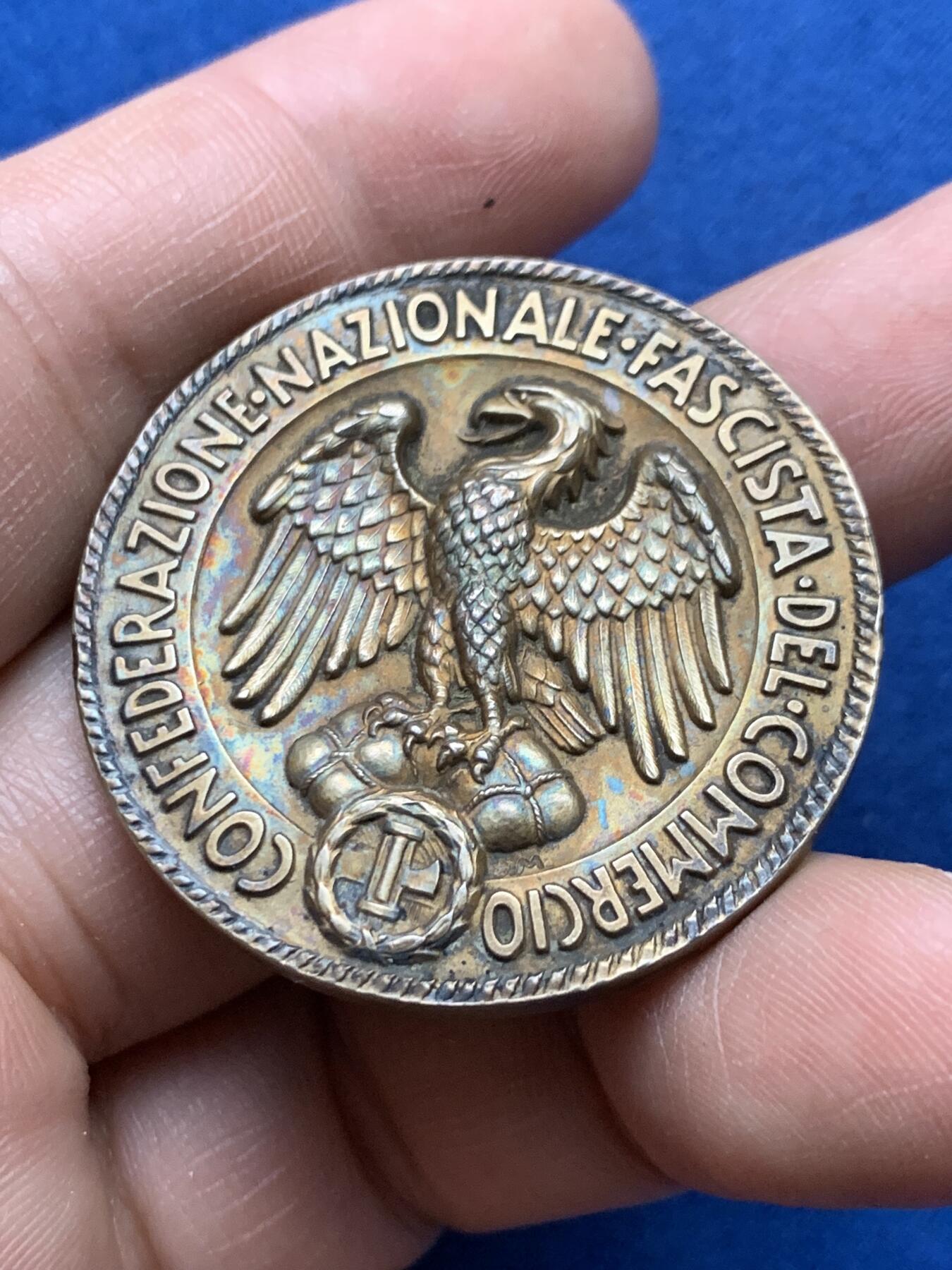 《竞宝斋》第375场 周日，周一，周二 3场连拍 （全场包邮） 1922.43意大利摩德纳省联邦贸易政府镀金银章，正面：雄鹰图案，深浮雕，雕刻精美，首见品。直径：38.5mm，重：24.28g。