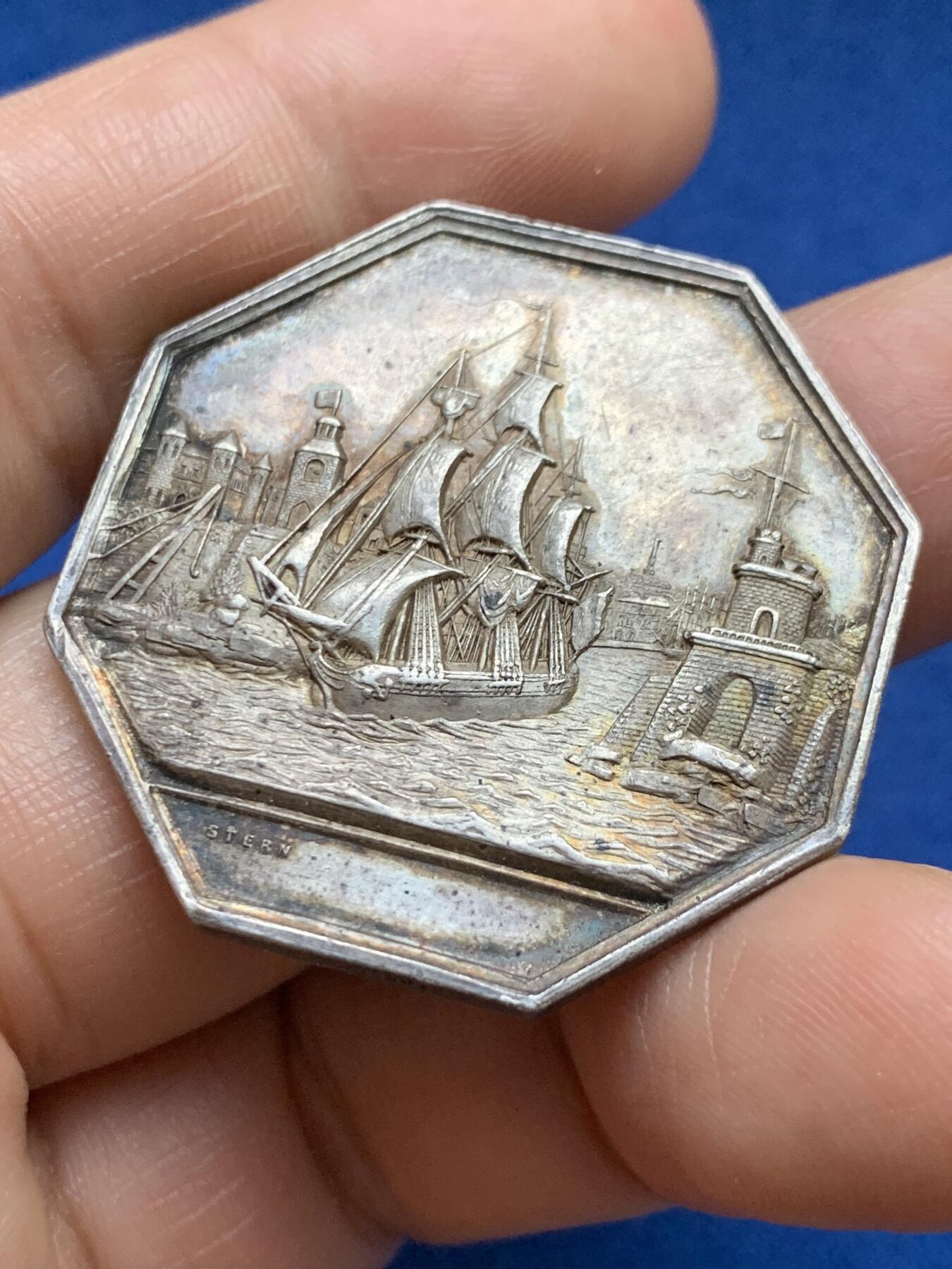 《竞宝斋》第375场 周日，周一，周二 3场连拍 （全场包邮） 法国Sterrn 海上保险公司八角银质代币，19.2g，36.5mm，手指边铭