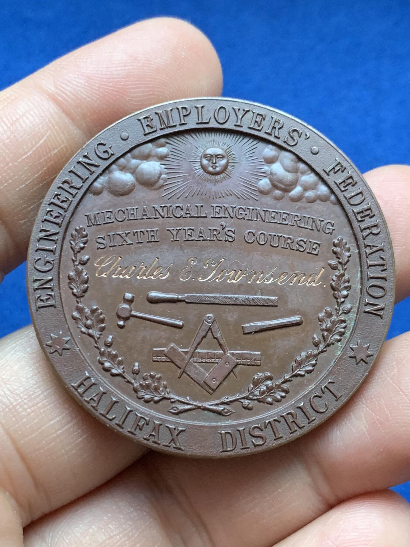 《竞宝斋》第375场 周日，周一，周二 3场连拍 （全场包邮） 英国1893年约克郡哈利法克斯技术学校铜章，极少见的侧面阳刻，45.75g，44.8mm