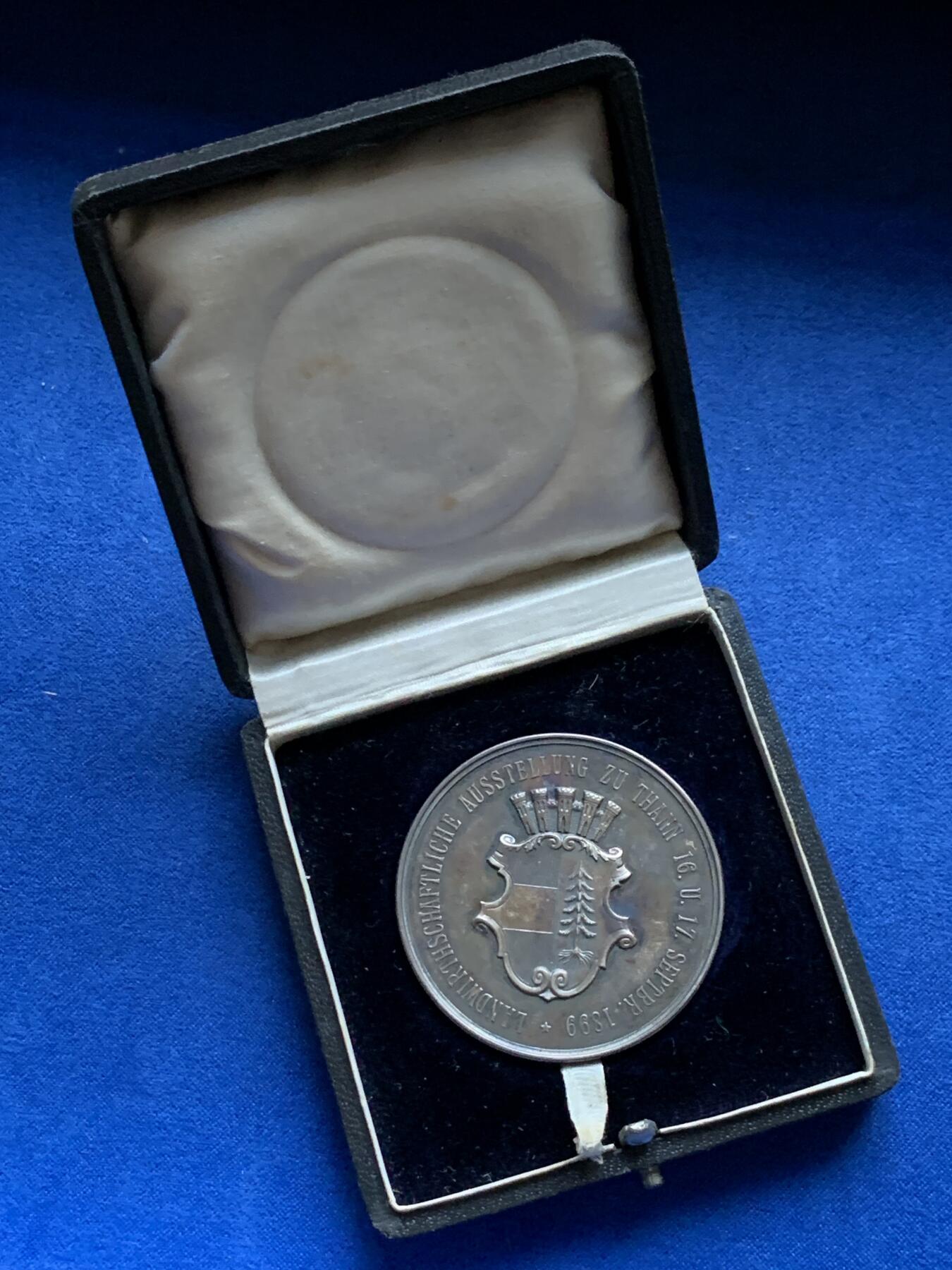 《竞宝斋》第375场 周日，周一，周二 3场连拍 （全场包邮） 德国1899年阿尔萨斯农业展镀银铜章，带原盒，31.5克，43mm