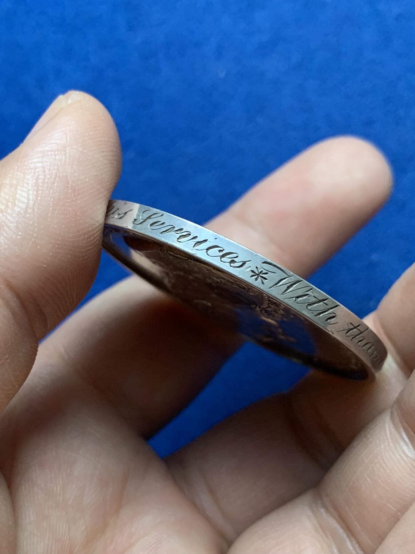 《竞宝斋》第375场 周日，周一，周二 3场连拍 （全场包邮） 英国1835年剑桥大学校长银章，侧面刻了精美的鸡肠文，40.37g，44.2mm