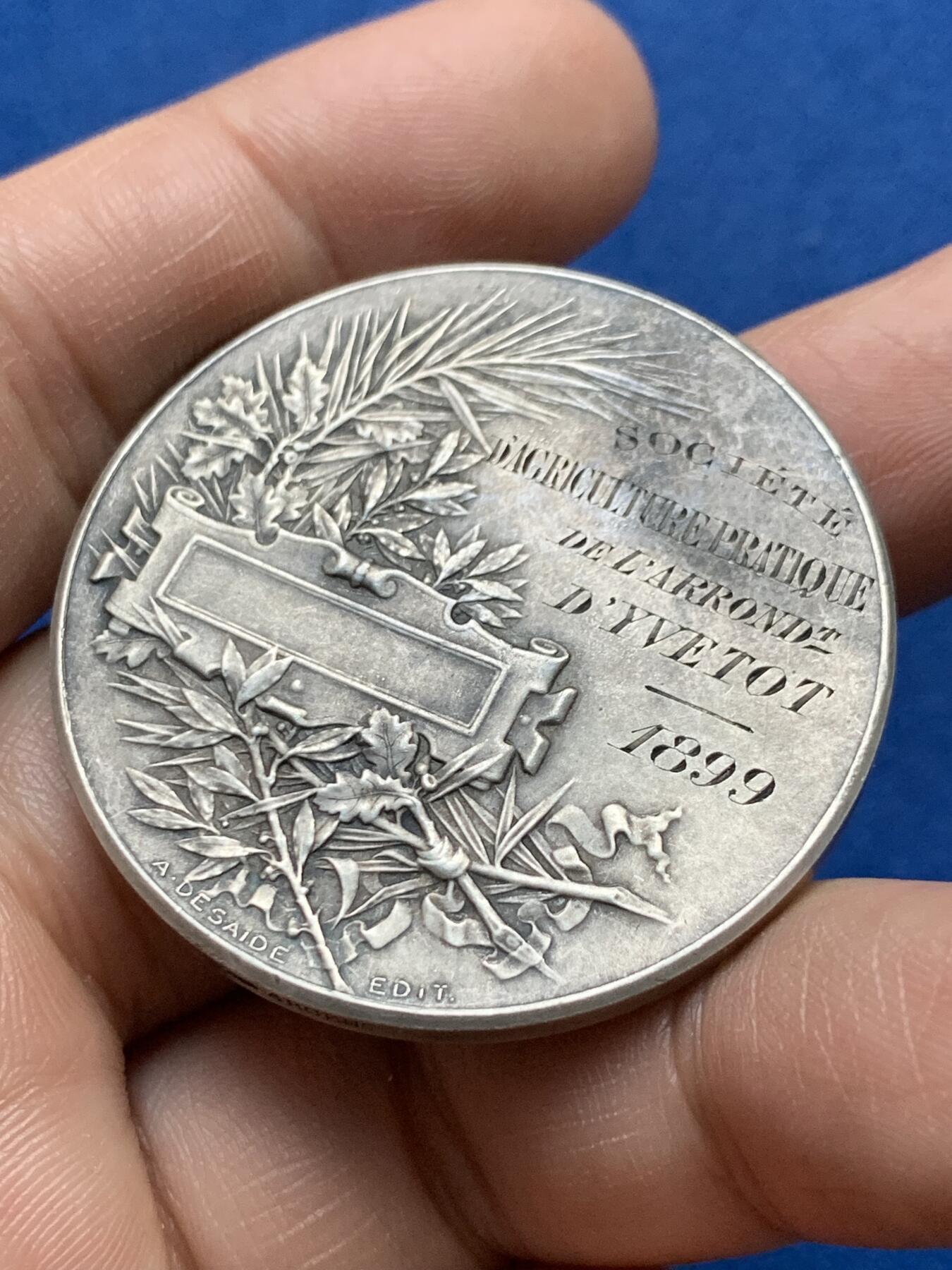 《竞宝斋》第375场 周日，周一，周二 3场连拍 （全场包邮） 法国新艺术风格清凉女神银章，伊维托特农业协会，35.59g，42.3mm，丰饶角边铭