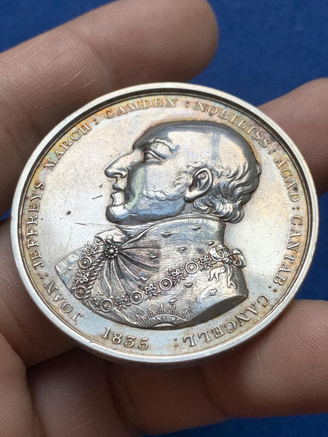 《竞宝斋》第375场 周日，周一，周二 3场连拍 （全场包邮） 英国1835年剑桥大学校长银章，侧面刻了精美的鸡肠文，40.37g，44.2mm