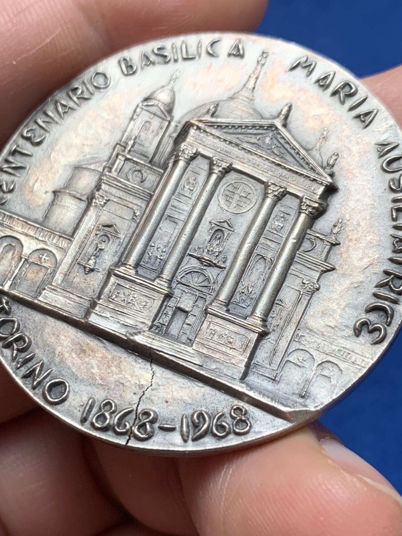 《竞宝斋》第373场 周日，周一，周二 3场连拍 （全场包邮） 圣母进教之佑圣殿1868-1968年百年镀银纪念章 双面高浮雕 44mm 36.15克 章胚有一条裂纹恰到好处