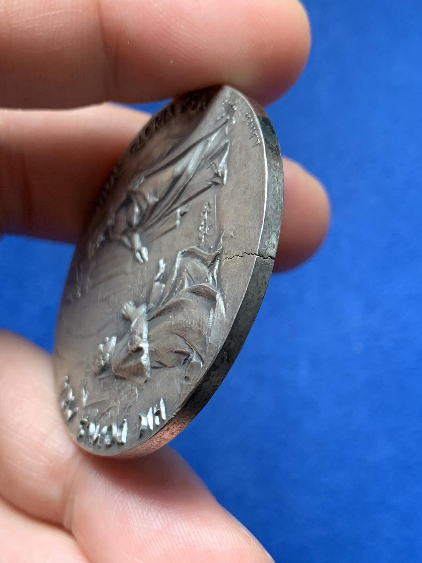 《竞宝斋》第373场 周日，周一，周二 3场连拍 （全场包邮） 圣母进教之佑圣殿1868-1968年百年镀银纪念章 双面高浮雕 44mm 36.15克 章胚有一条裂纹恰到好处