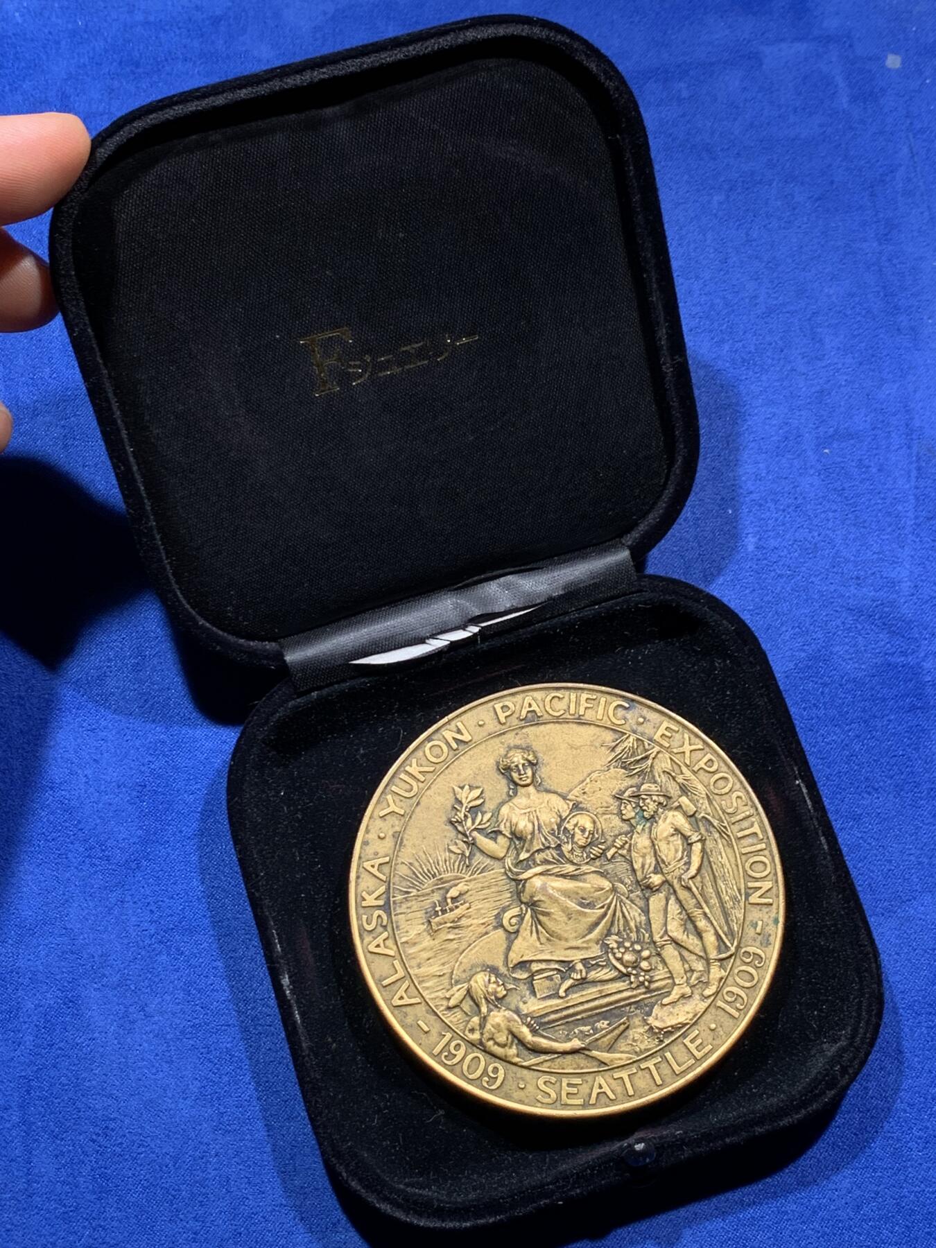 《竞宝斋》第373场 周日，周一，周二 3场连拍 （全场包邮） 美国1909阿拉斯加-育空太平洋博览会纪念大铜章 带盒 176克 76mm