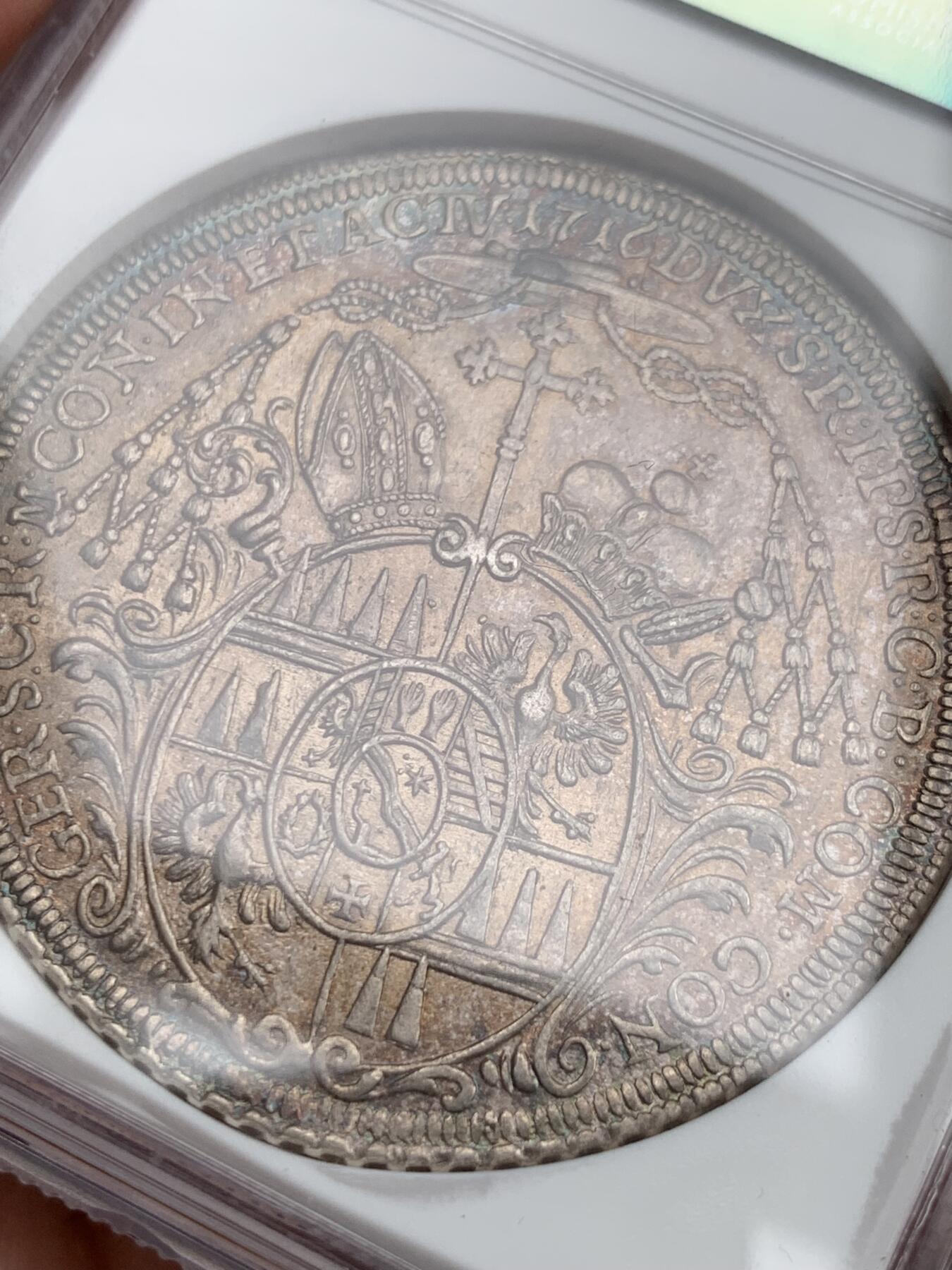 《竞宝斋》第373场 周日，周一，周二 3场连拍 （全场包邮） NGC UNC 神圣罗马帝国波西米亚王国奥尔穆茨主教区1716年泰勒大银币 币面打制清晰，高点具在，黑五彩包浆，单一年份  这个头像还是首见