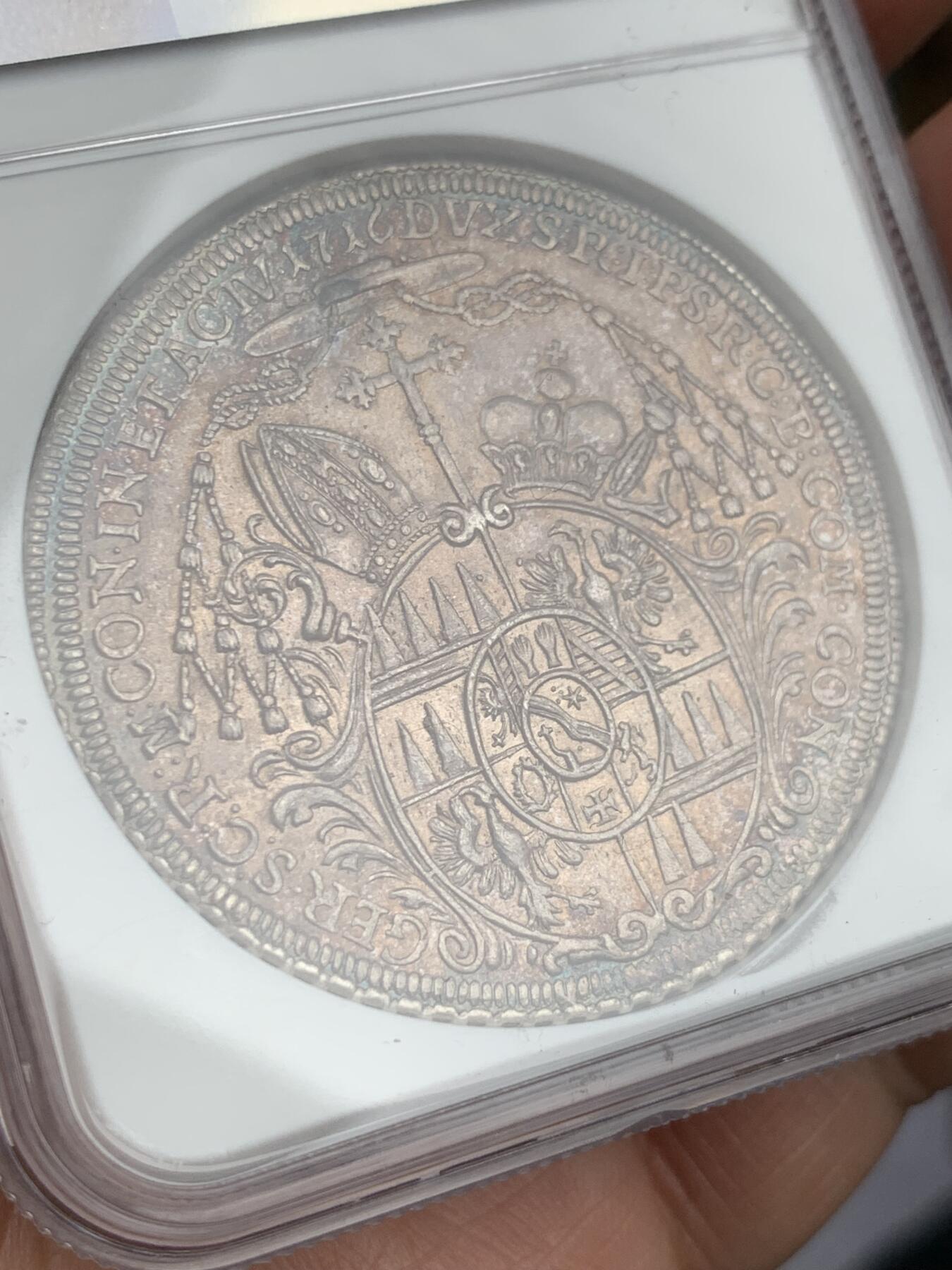 《竞宝斋》第373场 周日，周一，周二 3场连拍 （全场包邮） NGC UNC 神圣罗马帝国波西米亚王国奥尔穆茨主教区1716年泰勒大银币 币面打制清晰，高点具在，黑五彩包浆，单一年份  这个头像还是首见