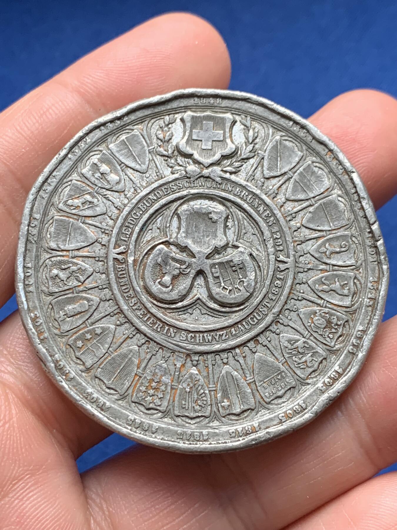 《竞宝斋》第373场 周日，周一，周二 3场连拍 （全场包邮） 瑞士联邦600周年纪念章 WM材质 49.6mm 49.7克 元素丰富 战损版本