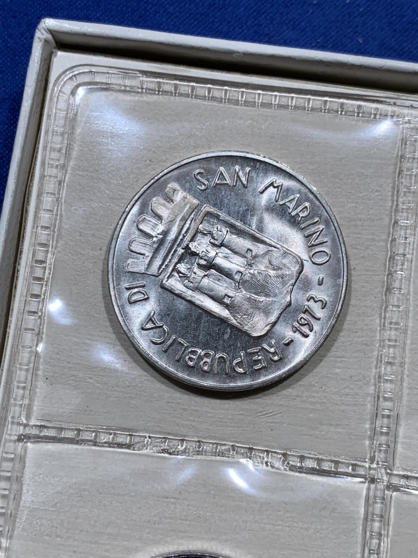 《竞宝斋》第373场 周日，周一，周二 3场连拍 （全场包邮） 原盒证书 圣马力诺1973年8枚封装套币 早期年份 其中500里拉是银币