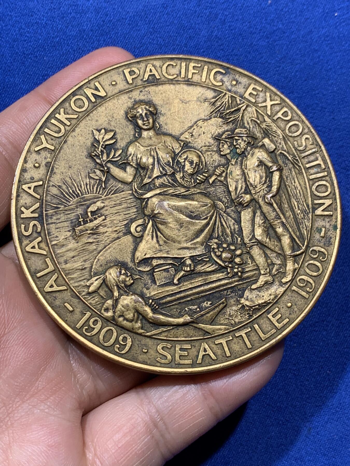 《竞宝斋》第373场 周日，周一，周二 3场连拍 （全场包邮） 美国1909阿拉斯加-育空太平洋博览会纪念大铜章 带盒 176克 76mm