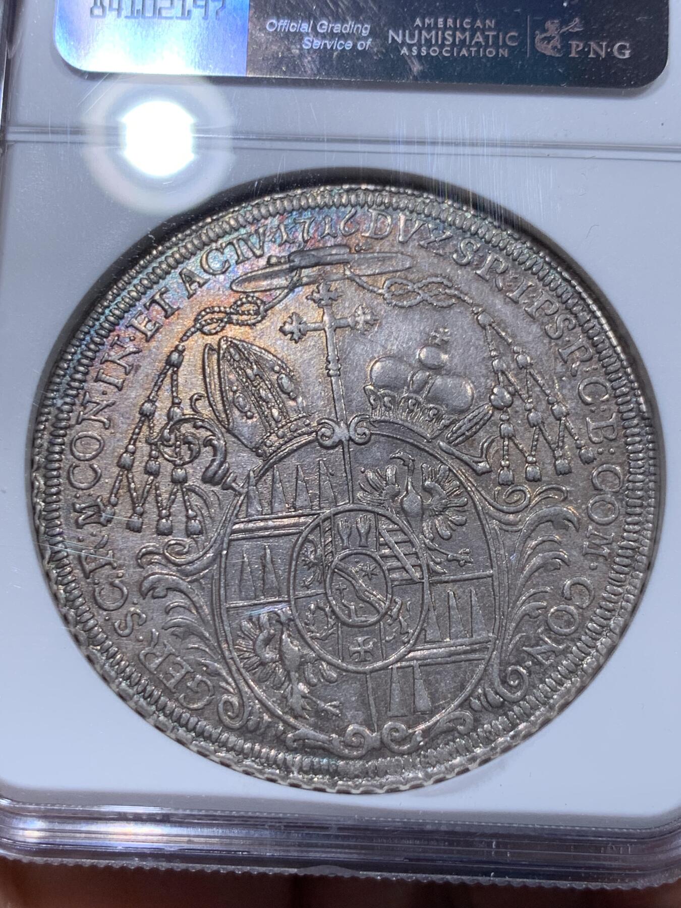 《竞宝斋》第373场 周日，周一，周二 3场连拍 （全场包邮） NGC UNC 神圣罗马帝国波西米亚王国奥尔穆茨主教区1716年泰勒大银币 币面打制清晰，高点具在，黑五彩包浆，单一年份  这个头像还是首见