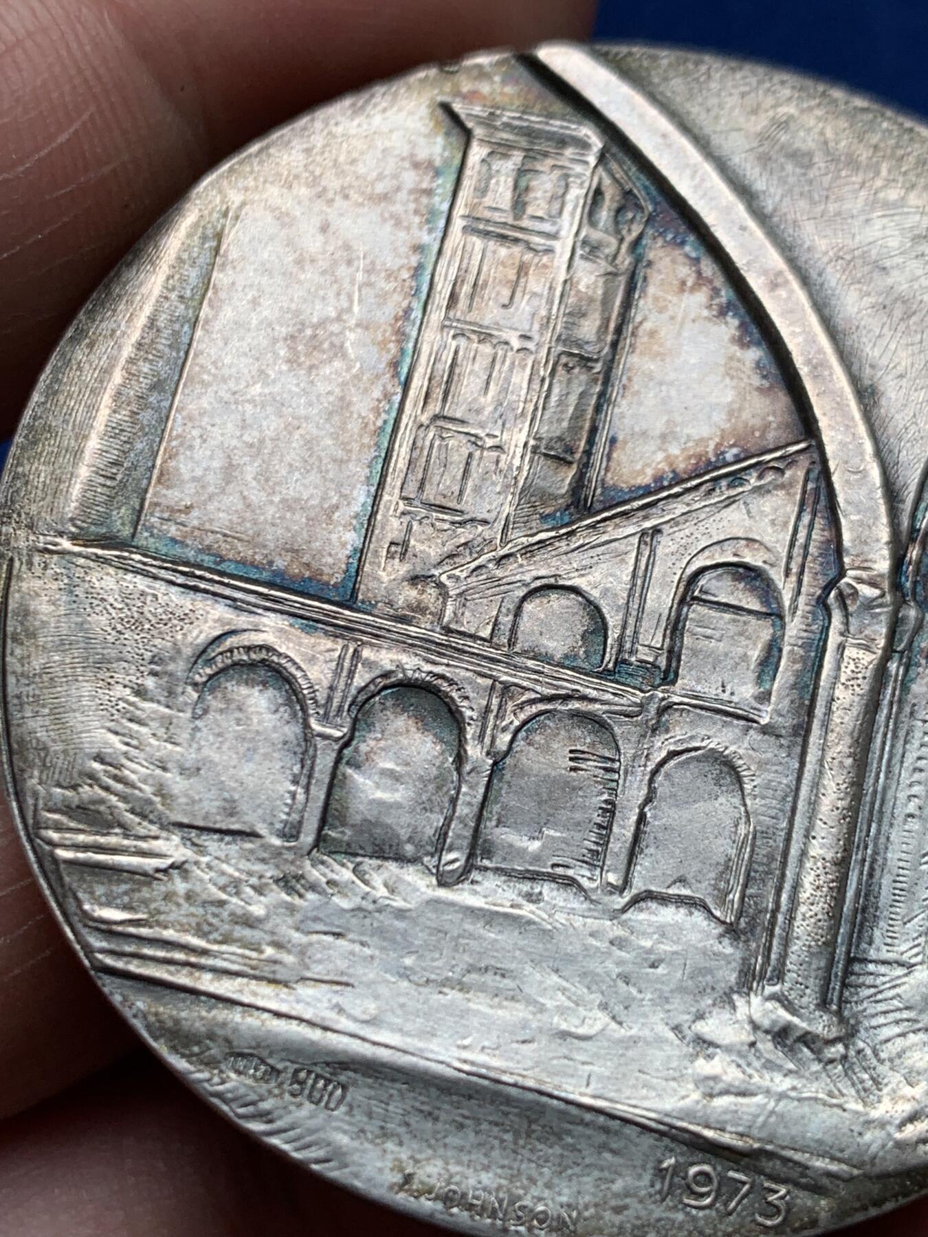 《竞宝斋》第373场 周日，周一，周二 3场连拍 （全场包邮） 意大利米兰1973景观银章 五彩包浆带银标 53.4克 49.7mm