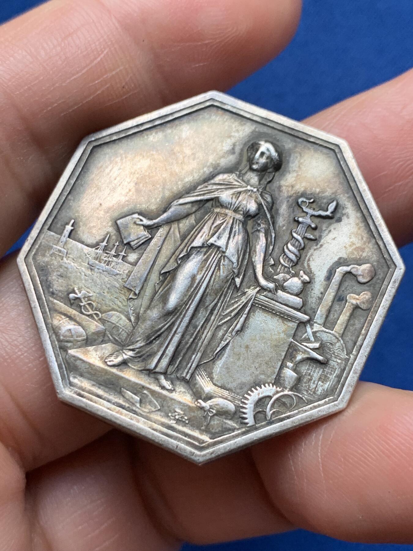 《竞宝斋》第373场 周日，周一，周二 3场连拍 （全场包邮） 法国工商业信贷八角银质代币，21.3克 37mm 丰饶角AR边铭