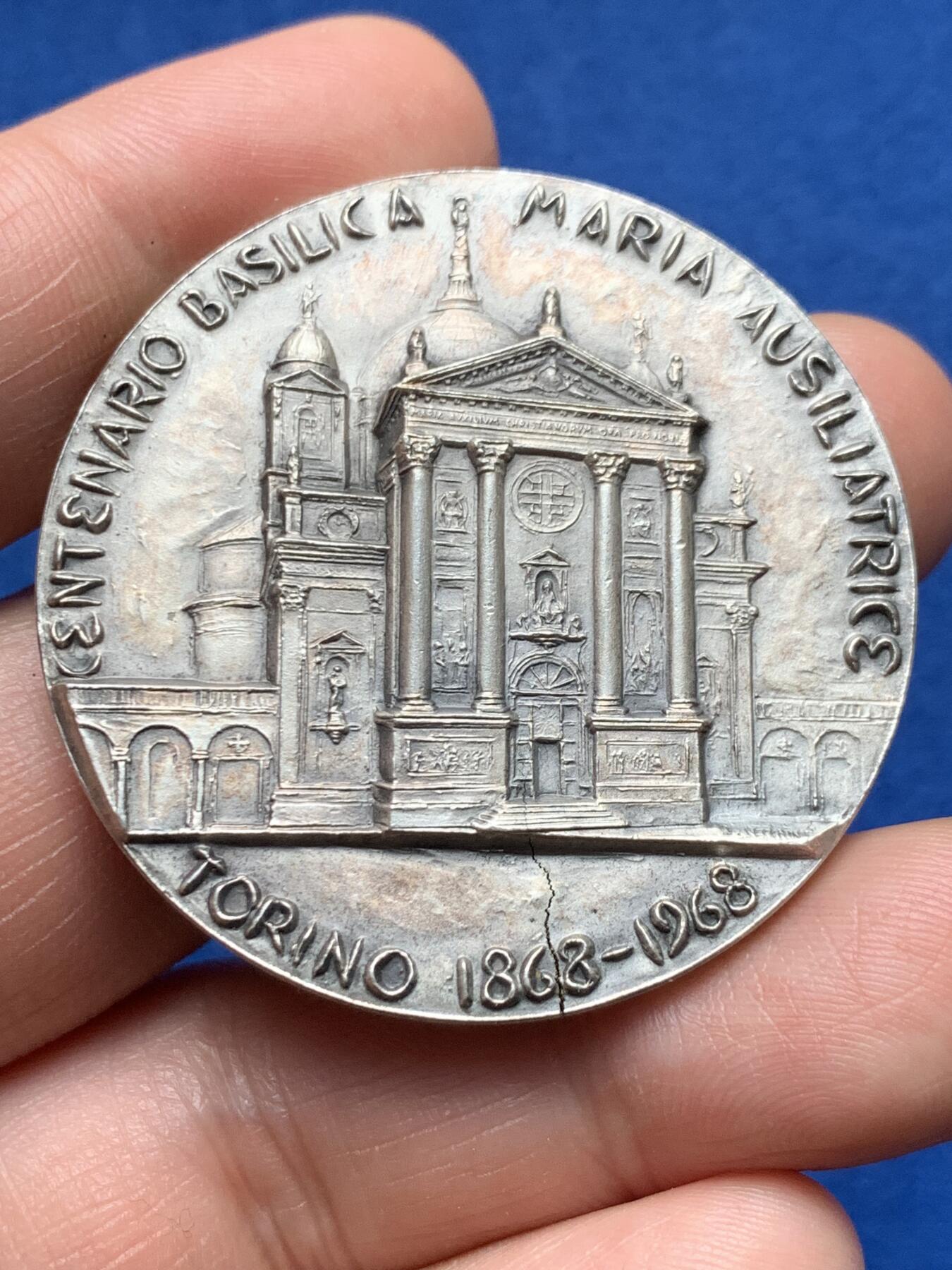 《竞宝斋》第373场 周日，周一，周二 3场连拍 （全场包邮） 圣母进教之佑圣殿1868-1968年百年镀银纪念章 双面高浮雕 44mm 36.15克 章胚有一条裂纹恰到好处