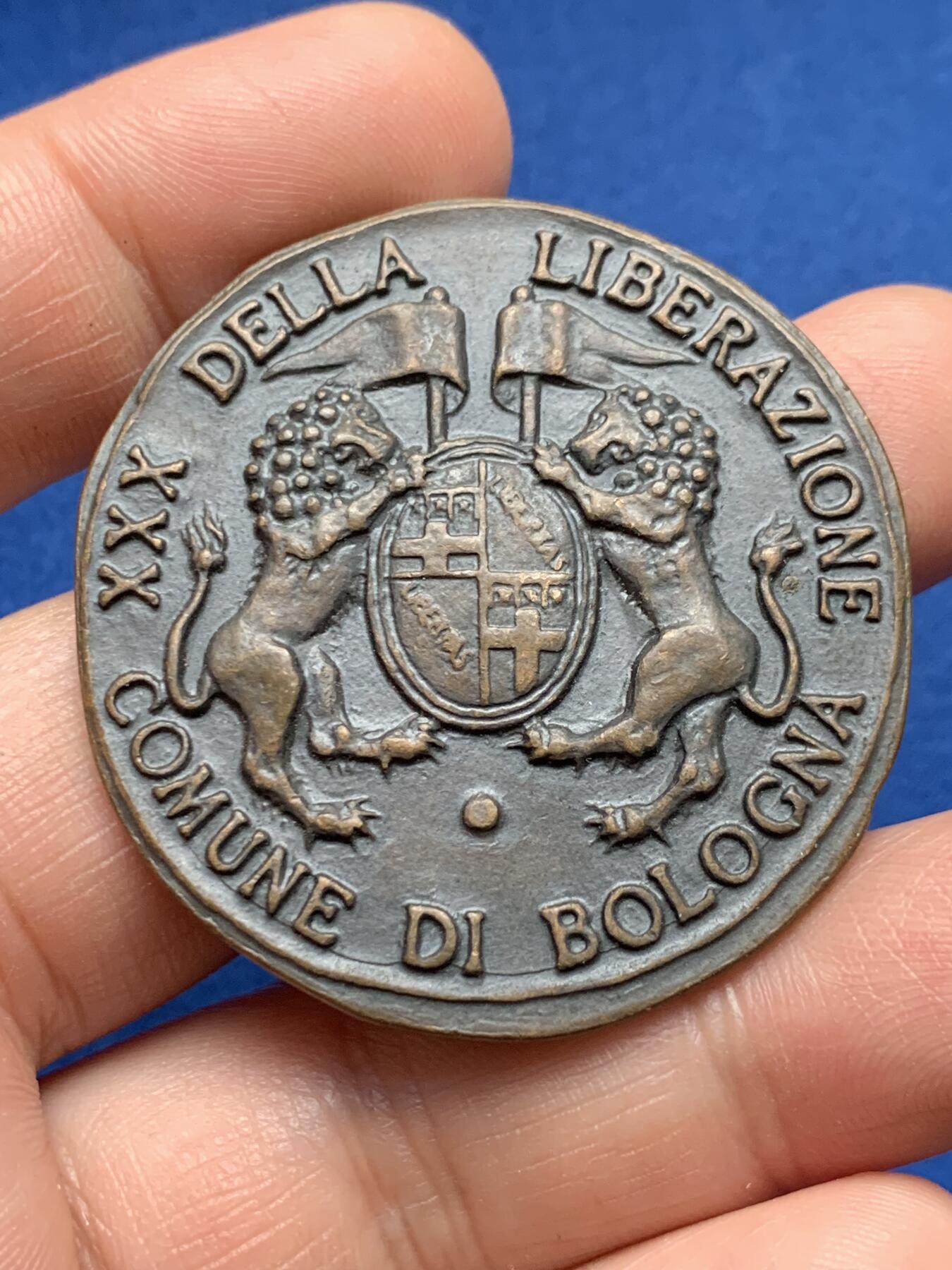 《竞宝斋》第373场 周日，周一，周二 3场连拍 （全场包邮） 博洛尼亚市解放三十周年纪念章 43.5mm 35.1克 这是猫头鹰跟孔雀？有点抽象！