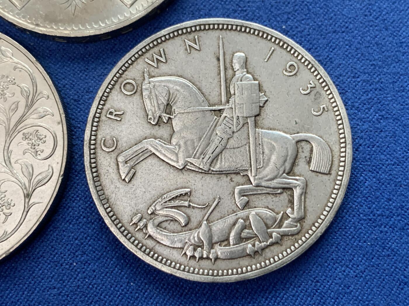 《竞宝斋》第373场 周日，周一，周二 3场连拍 （全场包邮） 三枚一组 英国克朗币，2枚登基克朗+1枚木马剑银币