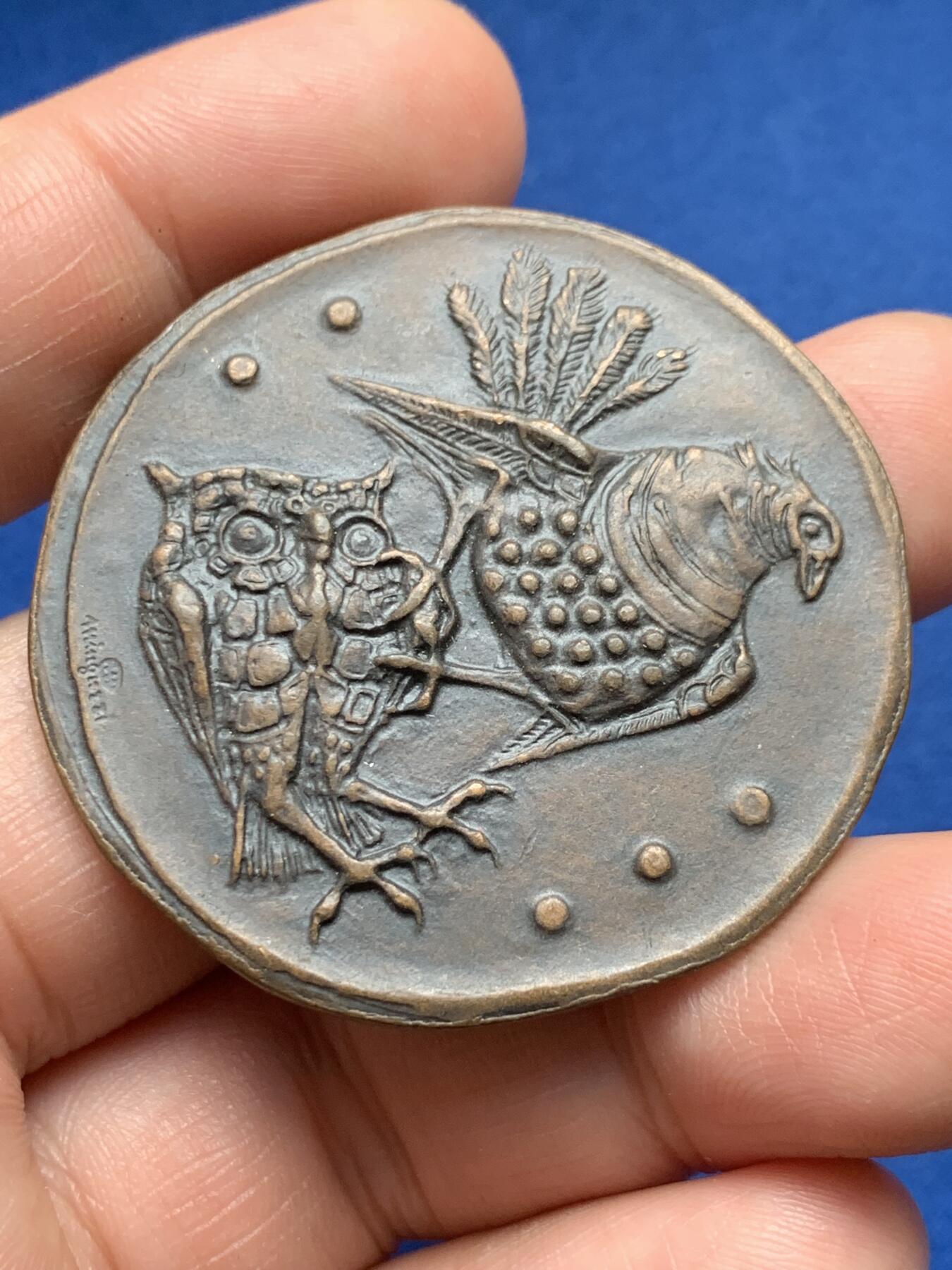 《竞宝斋》第373场 周日，周一，周二 3场连拍 （全场包邮） 博洛尼亚市解放三十周年纪念章 43.5mm 35.1克 这是猫头鹰跟孔雀？有点抽象！