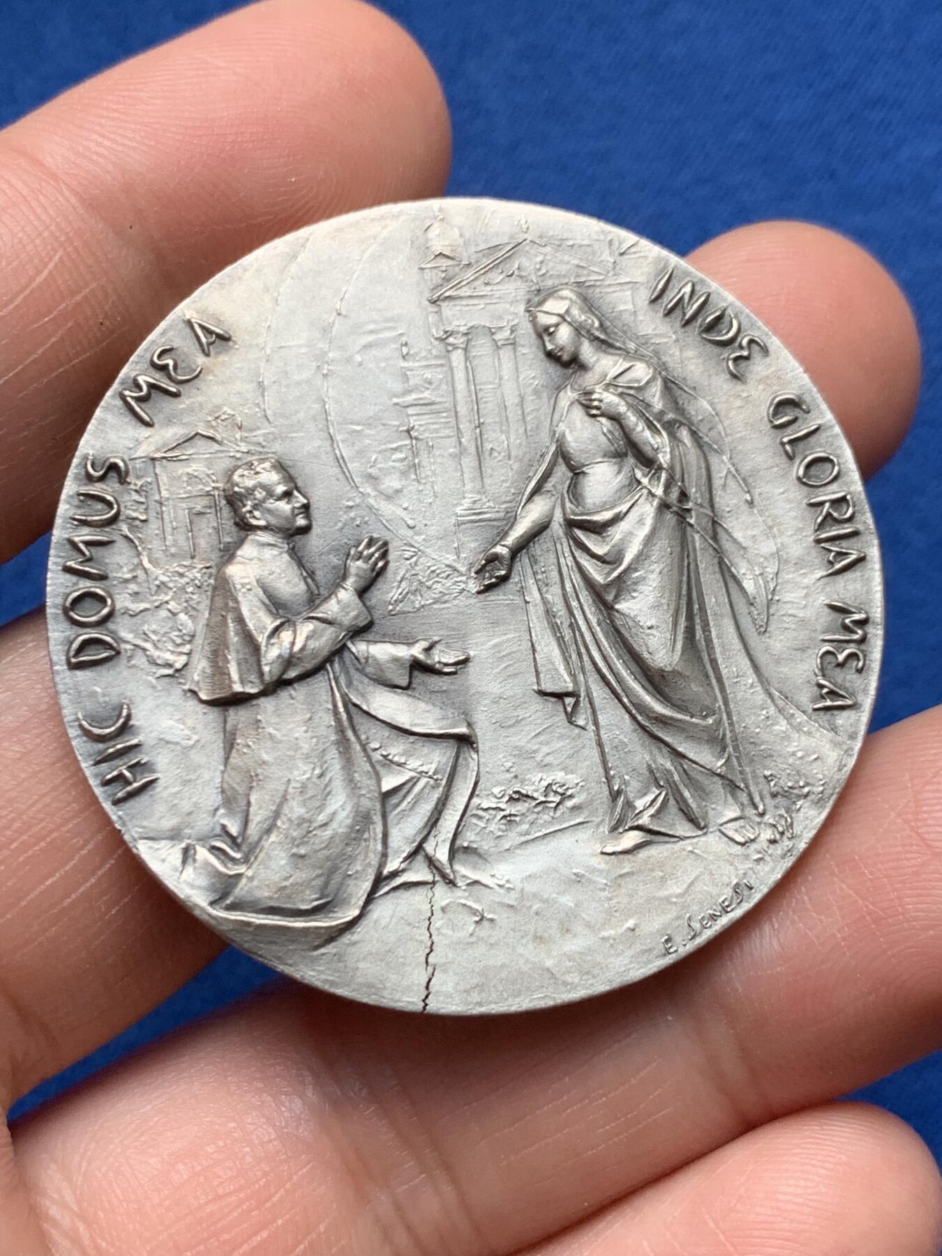 《竞宝斋》第373场 周日，周一，周二 3场连拍 （全场包邮） 圣母进教之佑圣殿1868-1968年百年镀银纪念章 双面高浮雕 44mm 36.15克 章胚有一条裂纹恰到好处