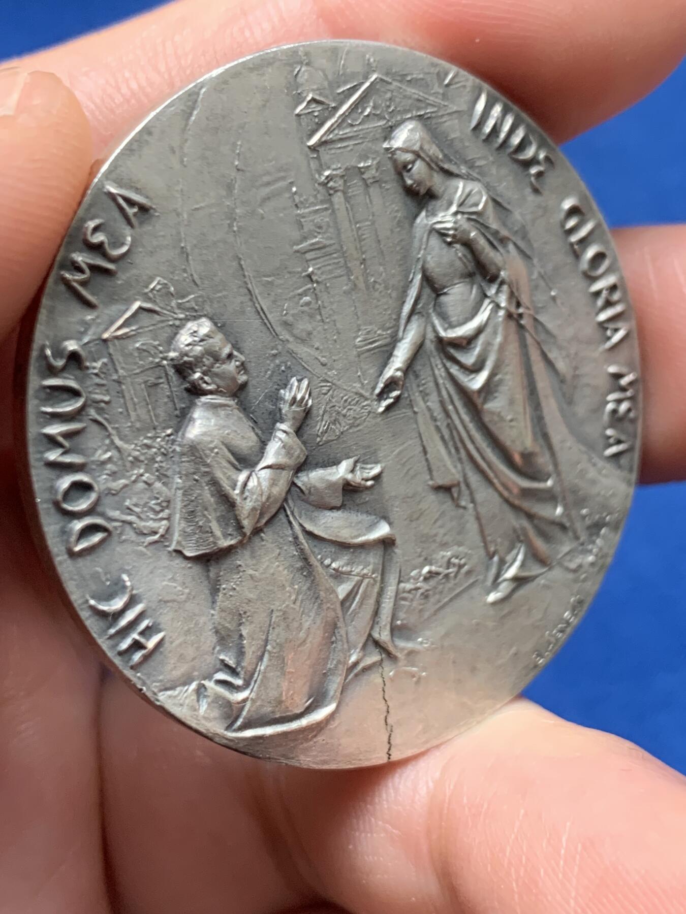 《竞宝斋》第373场 周日，周一，周二 3场连拍 （全场包邮） 圣母进教之佑圣殿1868-1968年百年镀银纪念章 双面高浮雕 44mm 36.15克 章胚有一条裂纹恰到好处