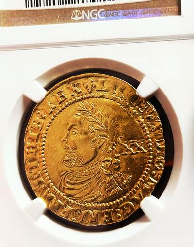 【Blue Auction】世界纸币精拍第654期【精】——16级TOP拍卖/信誉/品质/专业/高效💫 - 英国斯图亚特王朝开国君主詹姆斯一世（1566年—1625年）晚年统治时期Laurel（桂冠）大金币（购买力很高为主币=20先令）肖像打制的非常好 胡渣、眉毛、衣服褶皱及纹饰都异常深峻立体 铭文清晰且异常饱满 实物表面光泽爆炸上手可知 这在打制金币里极为少见 观感令人愉悦 NGC AU53 比很多更高分脸部弱打的看着舒服的多 （MS的高分可拍到4万美金+ 这枚已是收藏级性价比极高）  