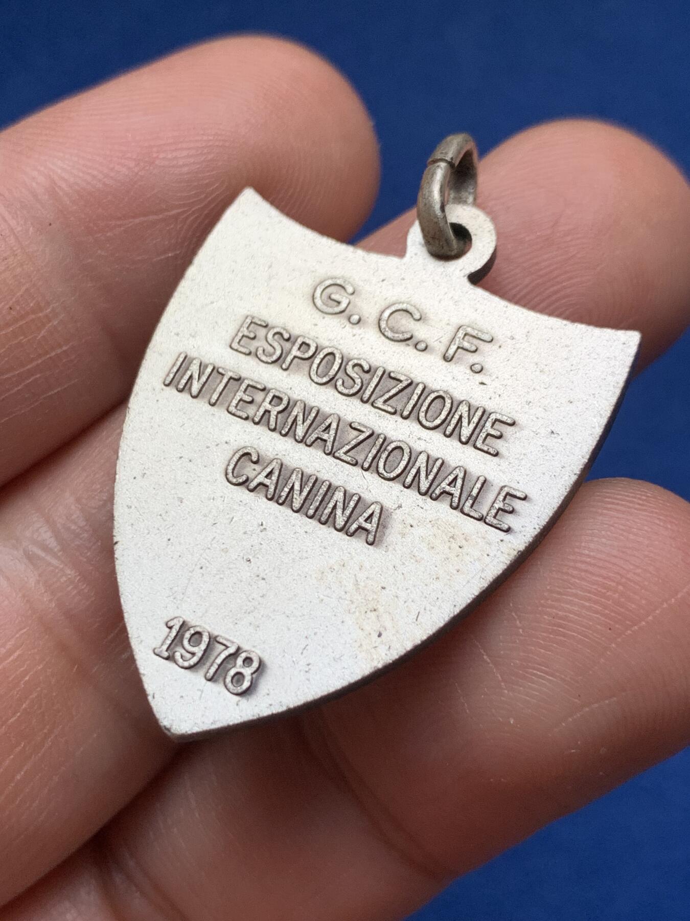 《竞宝斋》第373场 周日，周一，周二 3场连拍 （全场包邮） 国际犬展1978盾型奖章 最高约34.5mm 11.7克