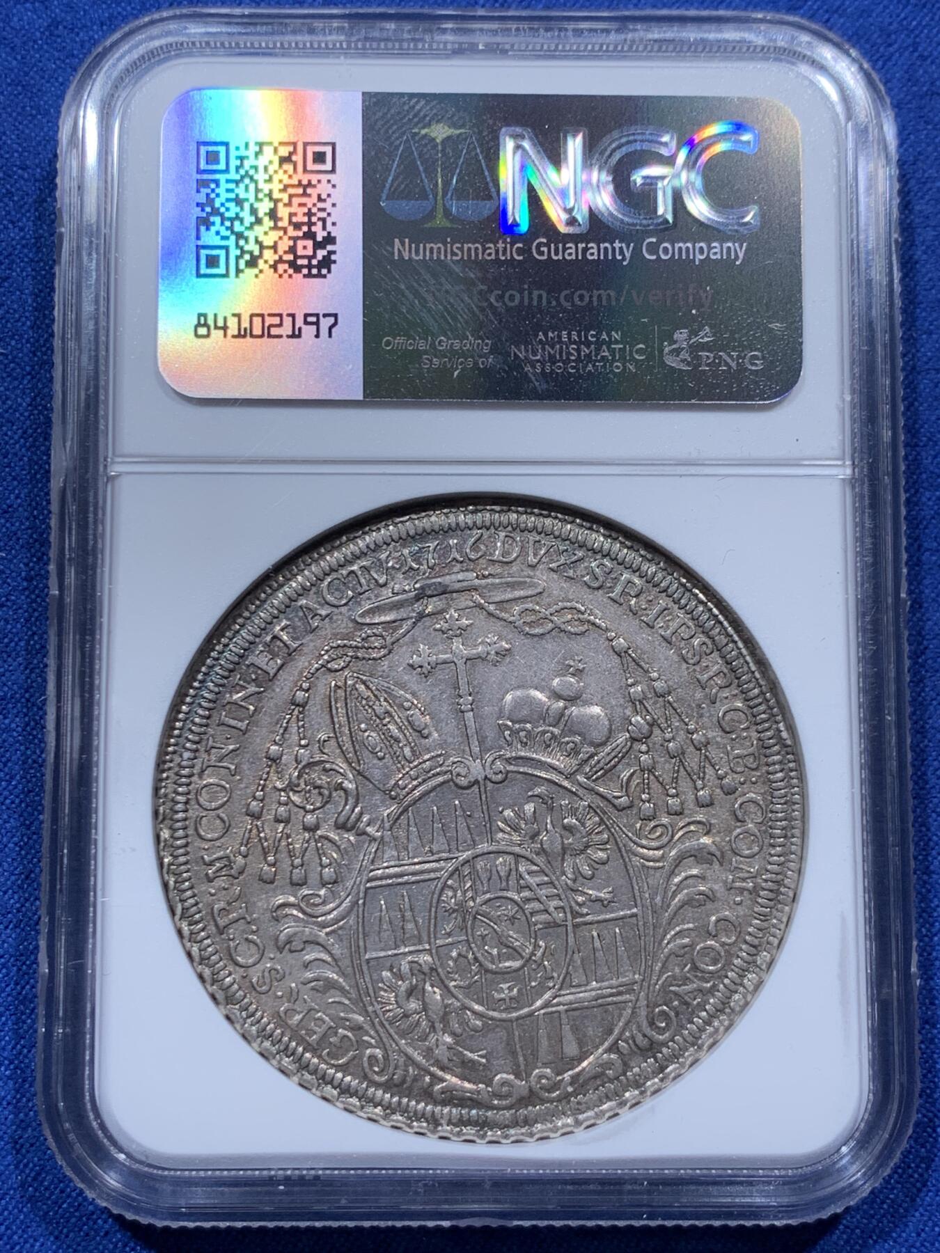 《竞宝斋》第373场 周日，周一，周二 3场连拍 （全场包邮） NGC UNC 神圣罗马帝国波西米亚王国奥尔穆茨主教区1716年泰勒大银币 币面打制清晰，高点具在，黑五彩包浆，单一年份  这个头像还是首见