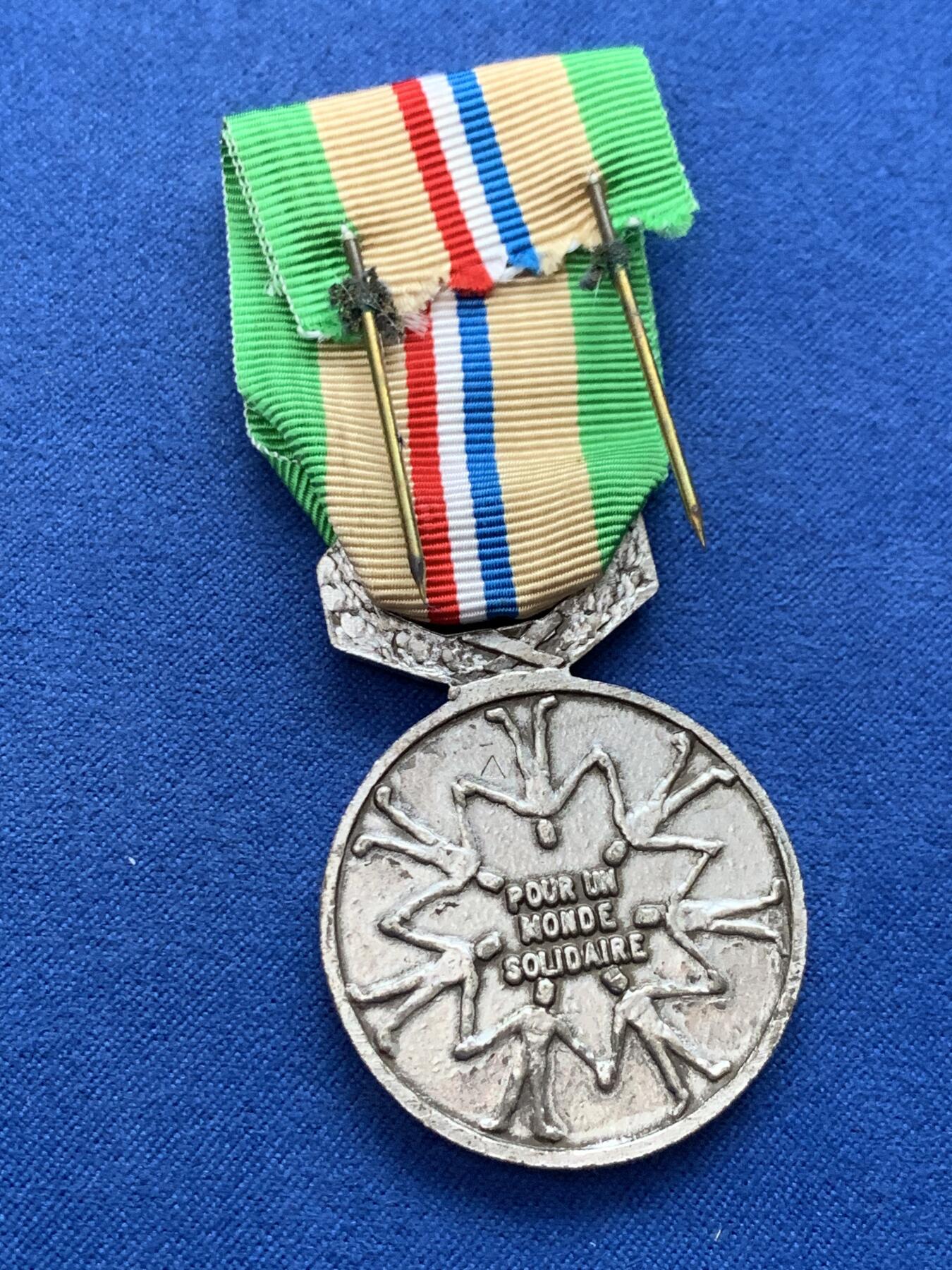 《竞宝斋》第373场 周日，周一，周二 3场连拍 （全场包邮） 全国联邦军事奖章 总重约25克