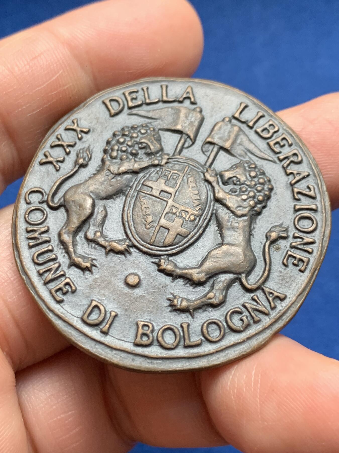 《竞宝斋》第373场 周日，周一，周二 3场连拍 （全场包邮） 博洛尼亚市解放三十周年纪念章 43.5mm 35.1克 这是猫头鹰跟孔雀？有点抽象！