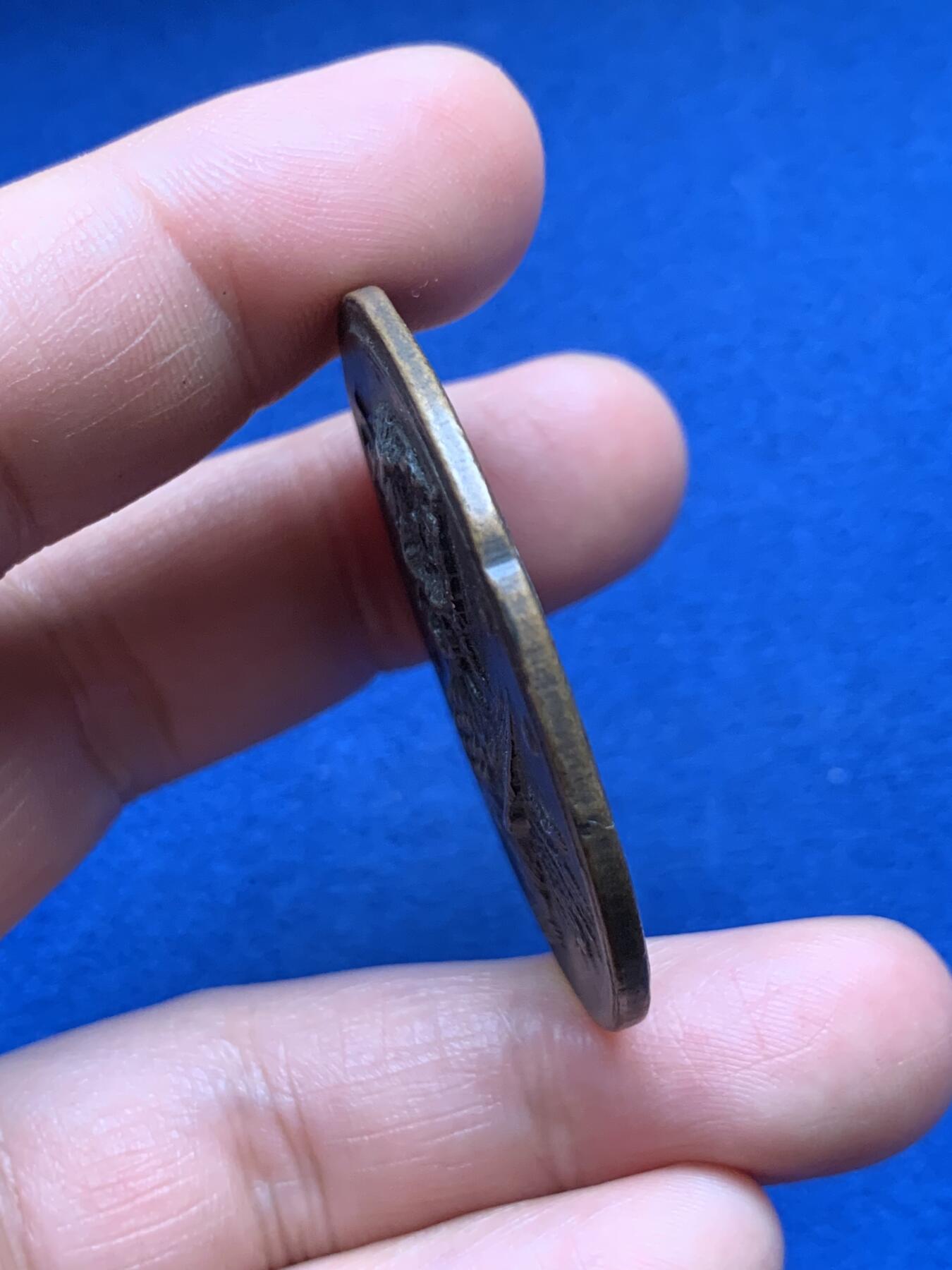 《竞宝斋》第373场 周日，周一，周二 3场连拍 （全场包邮） 博洛尼亚市解放三十周年纪念章 43.5mm 35.1克 这是猫头鹰跟孔雀？有点抽象！