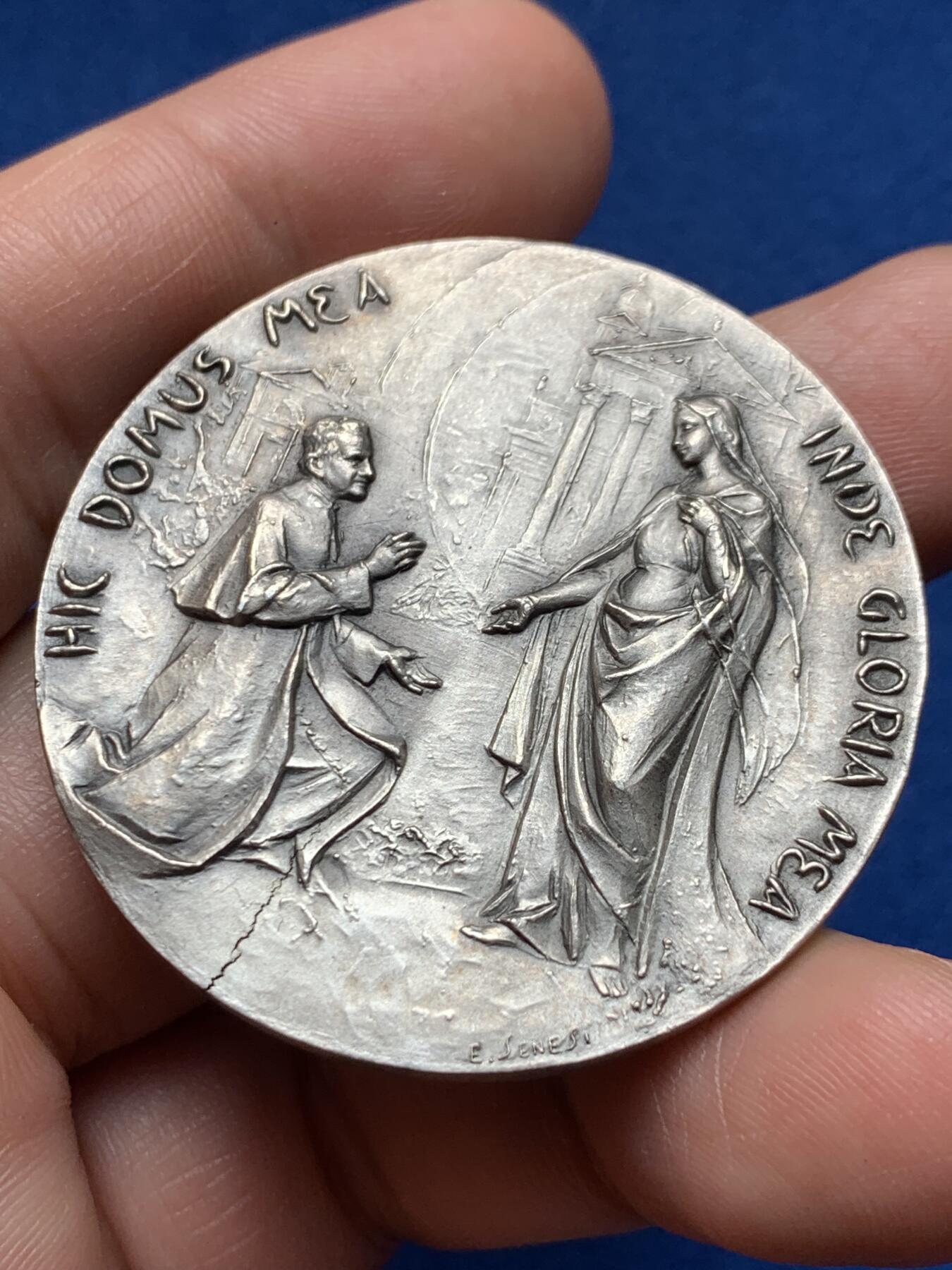 《竞宝斋》第373场 周日，周一，周二 3场连拍 （全场包邮） 圣母进教之佑圣殿1868-1968年百年镀银纪念章 双面高浮雕 44mm 36.15克 章胚有一条裂纹恰到好处