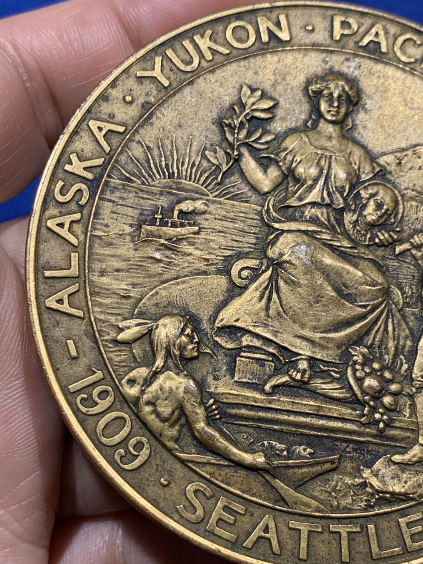 《竞宝斋》第373场 周日，周一，周二 3场连拍 （全场包邮） 美国1909阿拉斯加-育空太平洋博览会纪念大铜章 带盒 176克 76mm