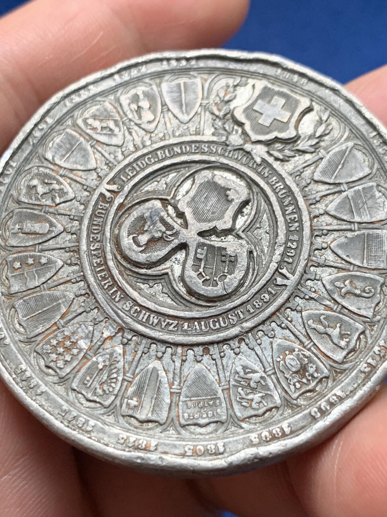 《竞宝斋》第373场 周日，周一，周二 3场连拍 （全场包邮） 瑞士联邦600周年纪念章 WM材质 49.6mm 49.7克 元素丰富 战损版本