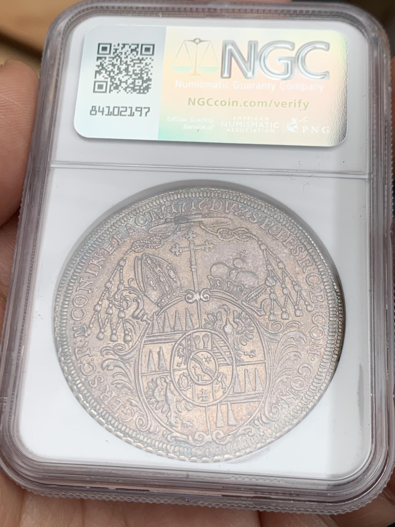 《竞宝斋》第373场 周日，周一，周二 3场连拍 （全场包邮） NGC UNC 神圣罗马帝国波西米亚王国奥尔穆茨主教区1716年泰勒大银币 币面打制清晰，高点具在，黑五彩包浆，单一年份  这个头像还是首见