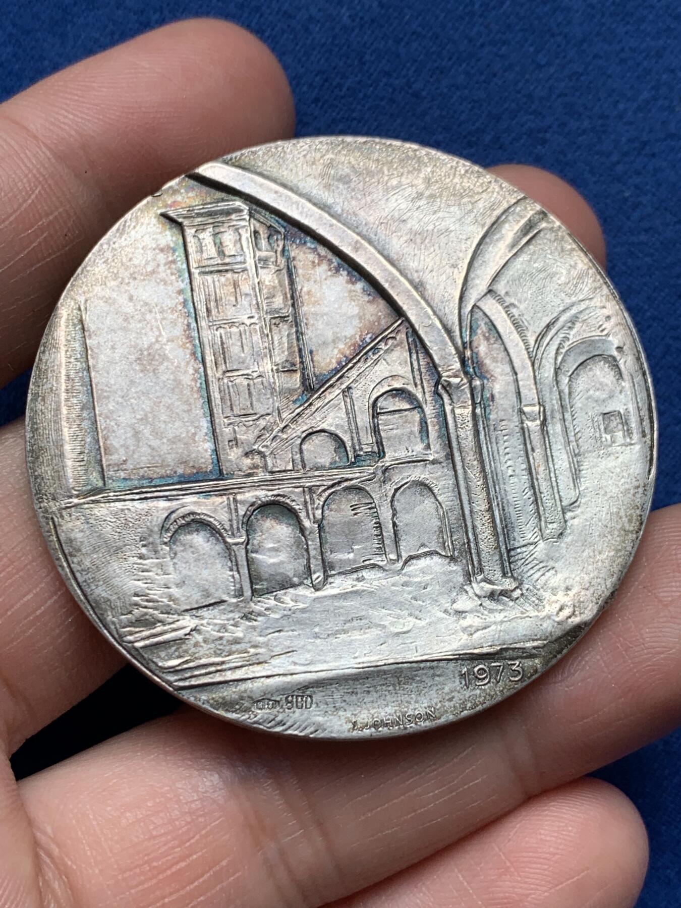 《竞宝斋》第373场 周日，周一，周二 3场连拍 （全场包邮） 意大利米兰1973景观银章 五彩包浆带银标 53.4克 49.7mm