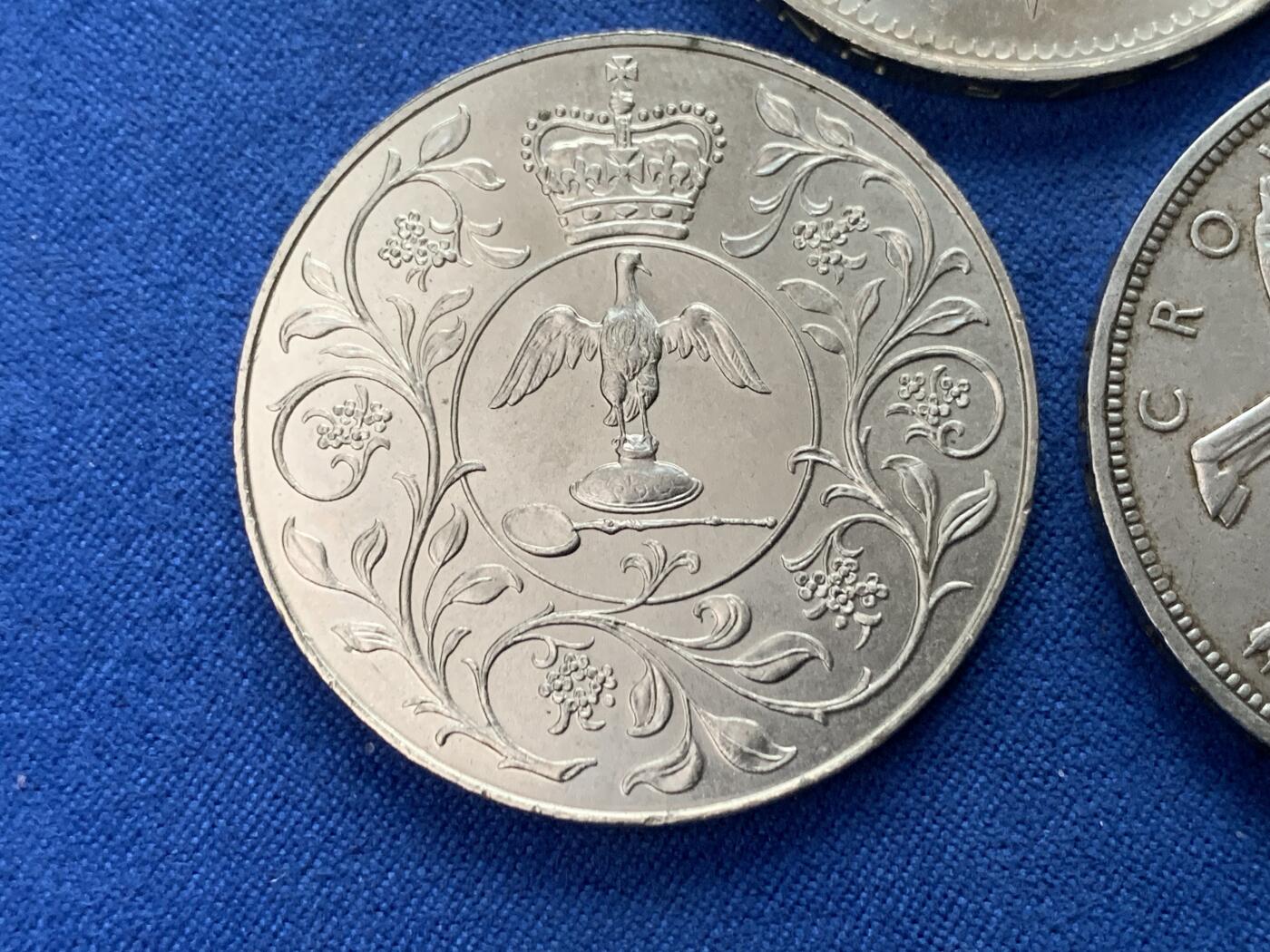 《竞宝斋》第373场 周日，周一，周二 3场连拍 （全场包邮） 三枚一组 英国克朗币，2枚登基克朗+1枚木马剑银币