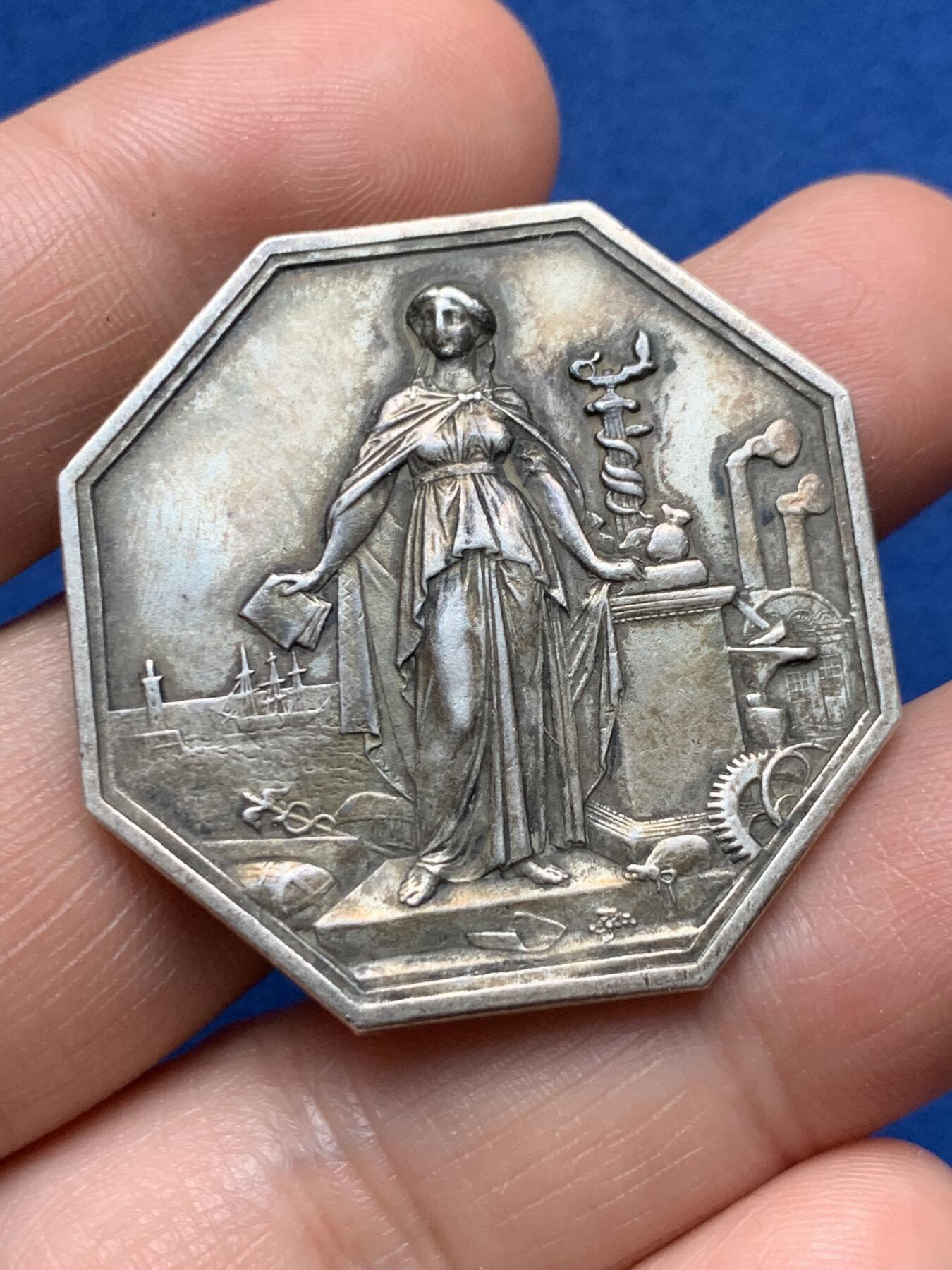 《竞宝斋》第373场 周日，周一，周二 3场连拍 （全场包邮） 法国工商业信贷八角银质代币，21.3克 37mm 丰饶角AR边铭