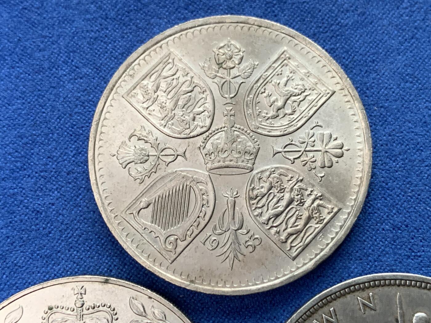 《竞宝斋》第373场 周日，周一，周二 3场连拍 （全场包邮） 三枚一组 英国克朗币，2枚登基克朗+1枚木马剑银币