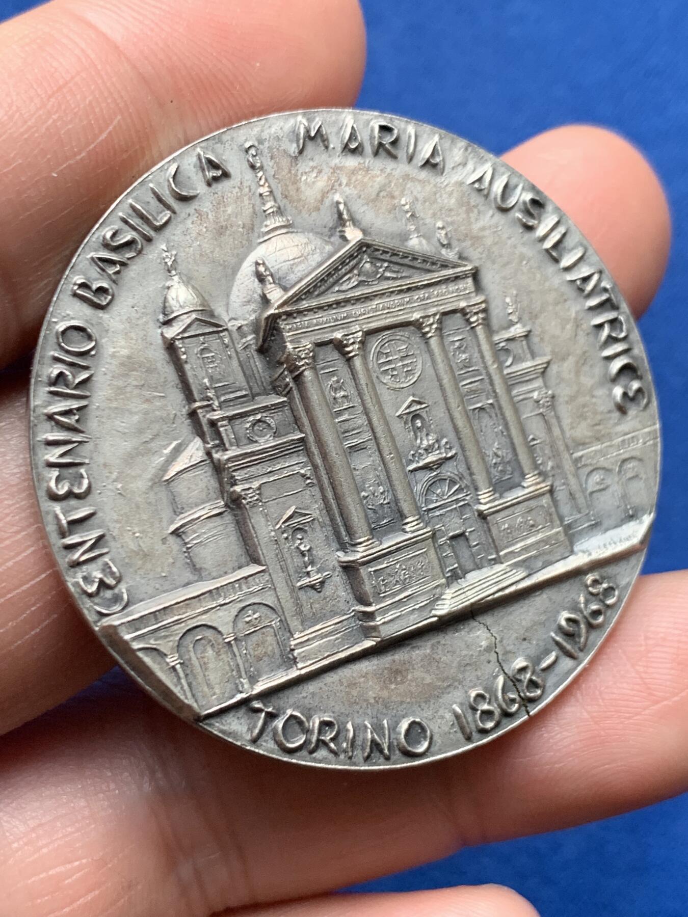 《竞宝斋》第373场 周日，周一，周二 3场连拍 （全场包邮） 圣母进教之佑圣殿1868-1968年百年镀银纪念章 双面高浮雕 44mm 36.15克 章胚有一条裂纹恰到好处