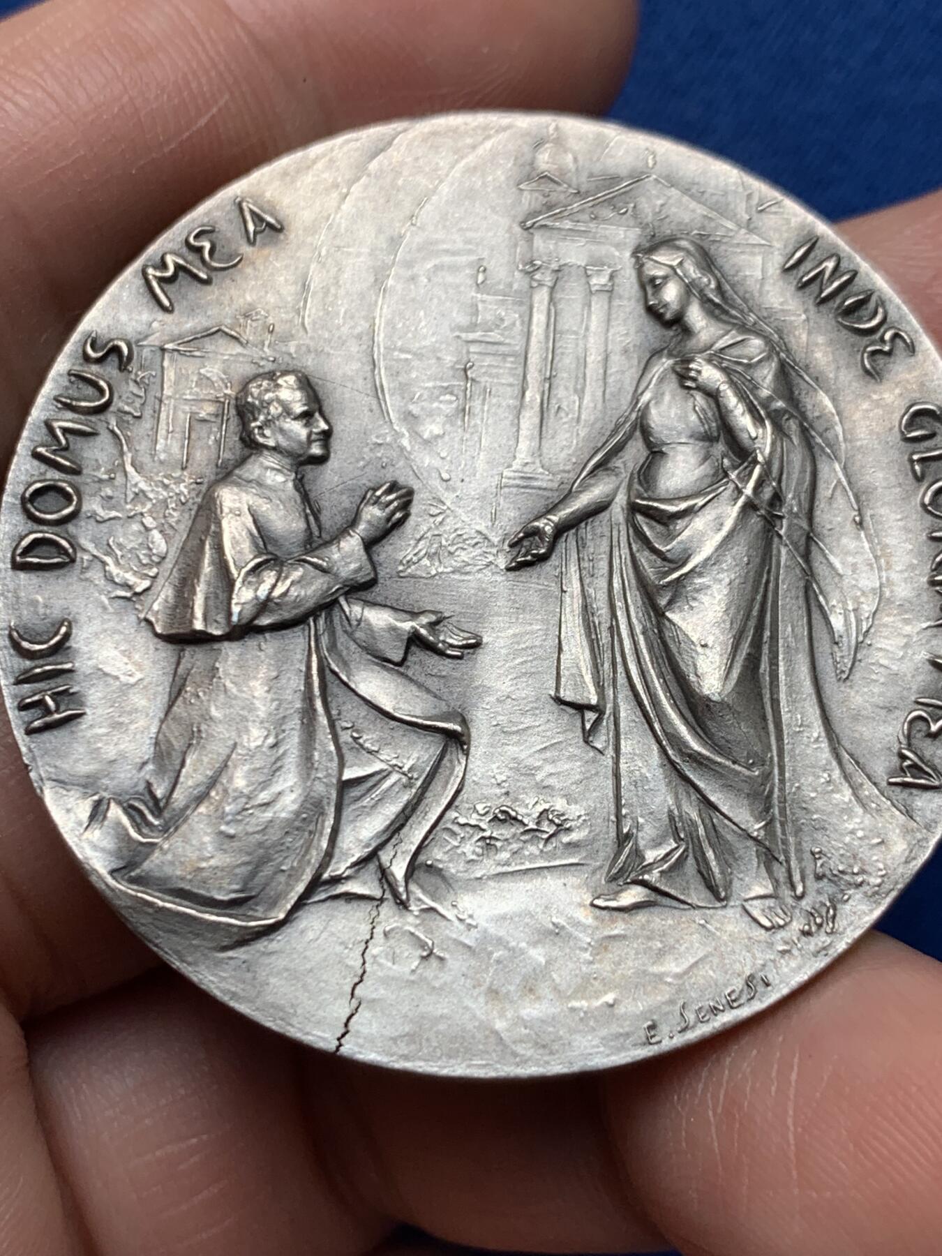 《竞宝斋》第373场 周日，周一，周二 3场连拍 （全场包邮） 圣母进教之佑圣殿1868-1968年百年镀银纪念章 双面高浮雕 44mm 36.15克 章胚有一条裂纹恰到好处