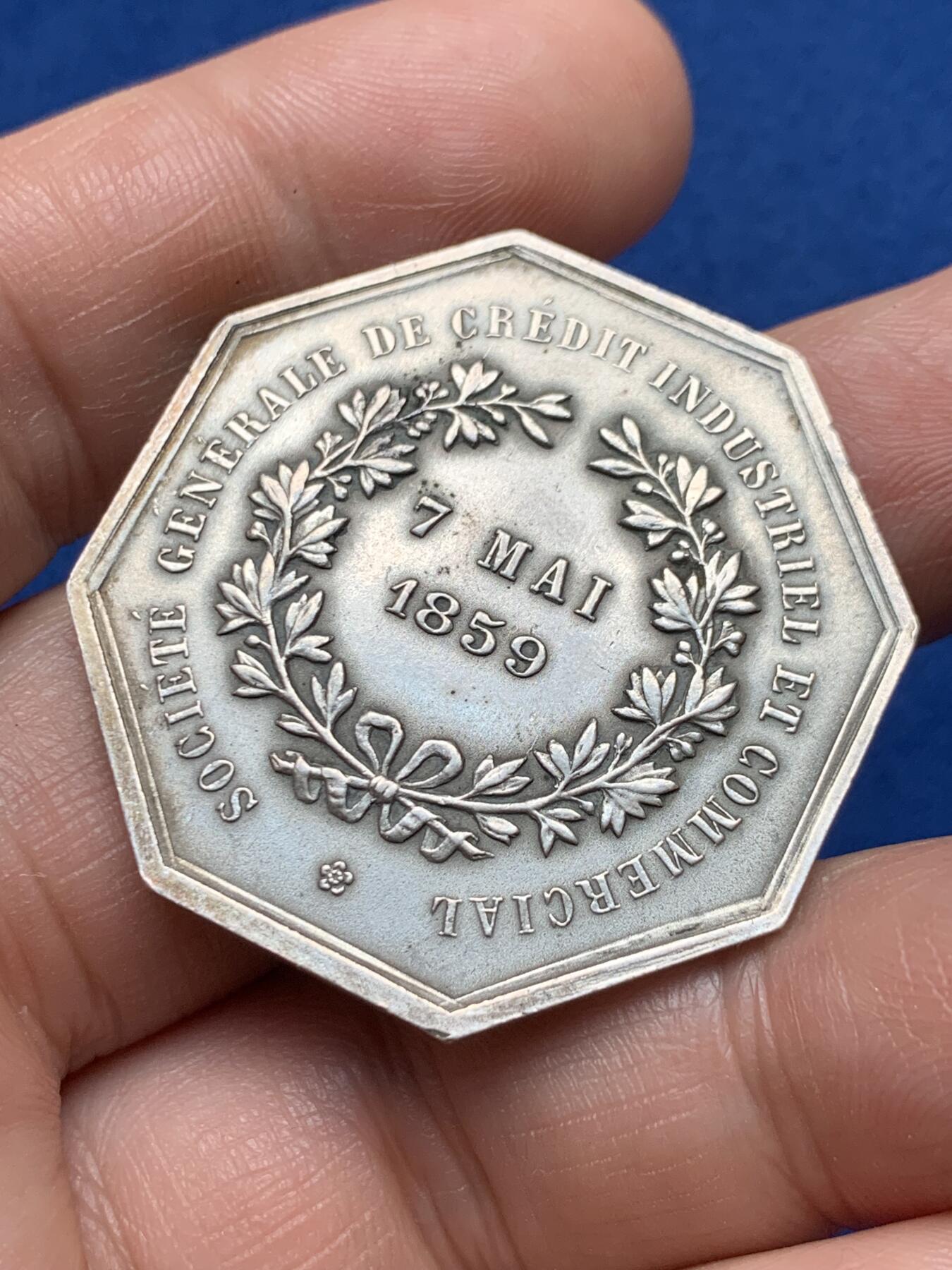 《竞宝斋》第373场 周日，周一，周二 3场连拍 （全场包邮） 法国工商业信贷八角银质代币，21.3克 37mm 丰饶角AR边铭