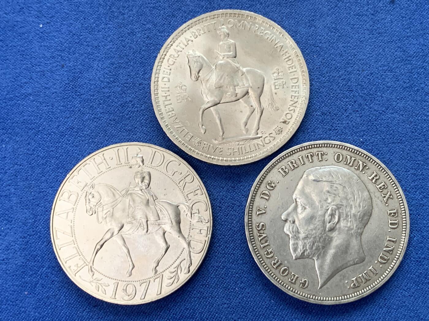 《竞宝斋》第373场 周日，周一，周二 3场连拍 （全场包邮） 三枚一组 英国克朗币，2枚登基克朗+1枚木马剑银币