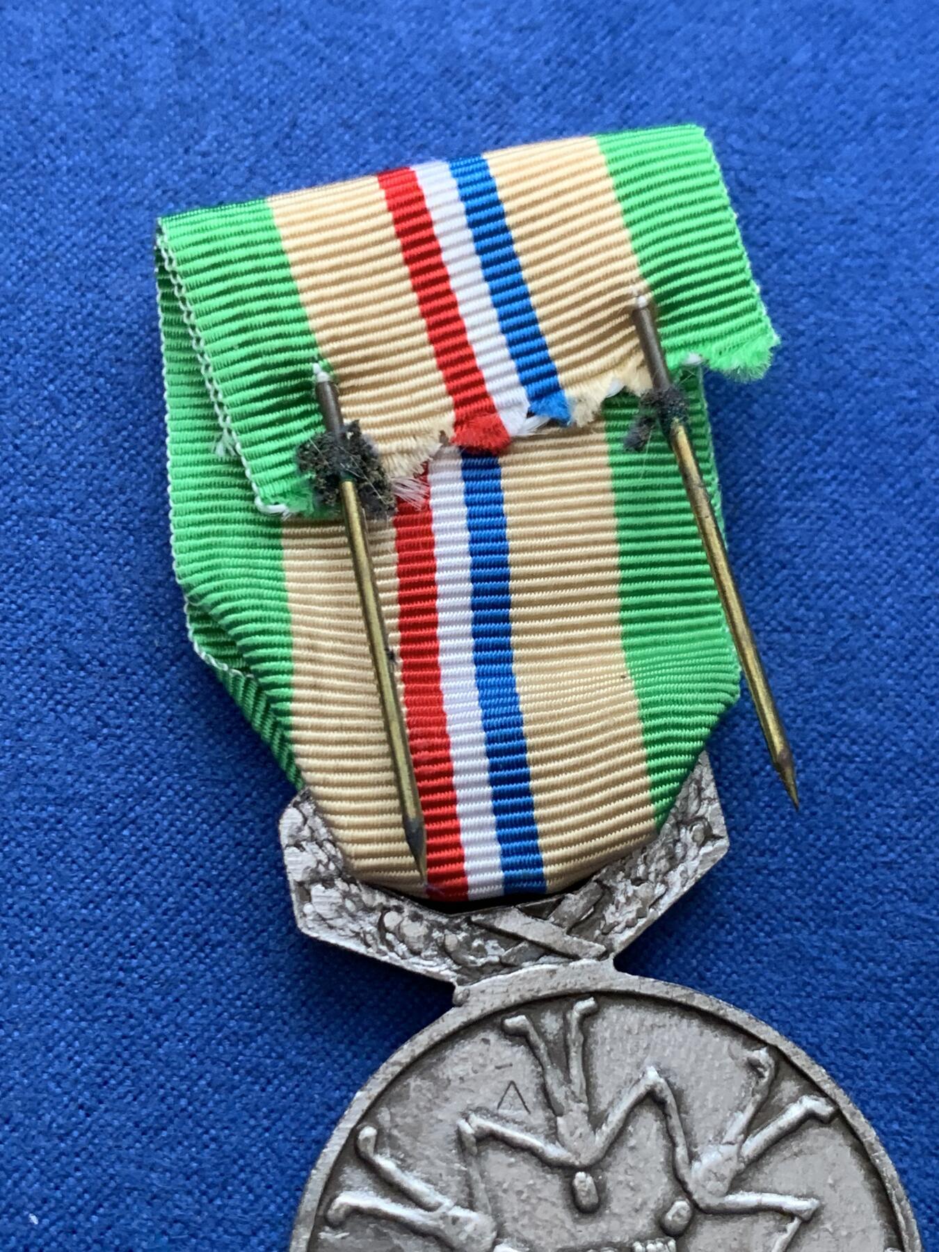 《竞宝斋》第373场 周日，周一，周二 3场连拍 （全场包邮） 全国联邦军事奖章 总重约25克